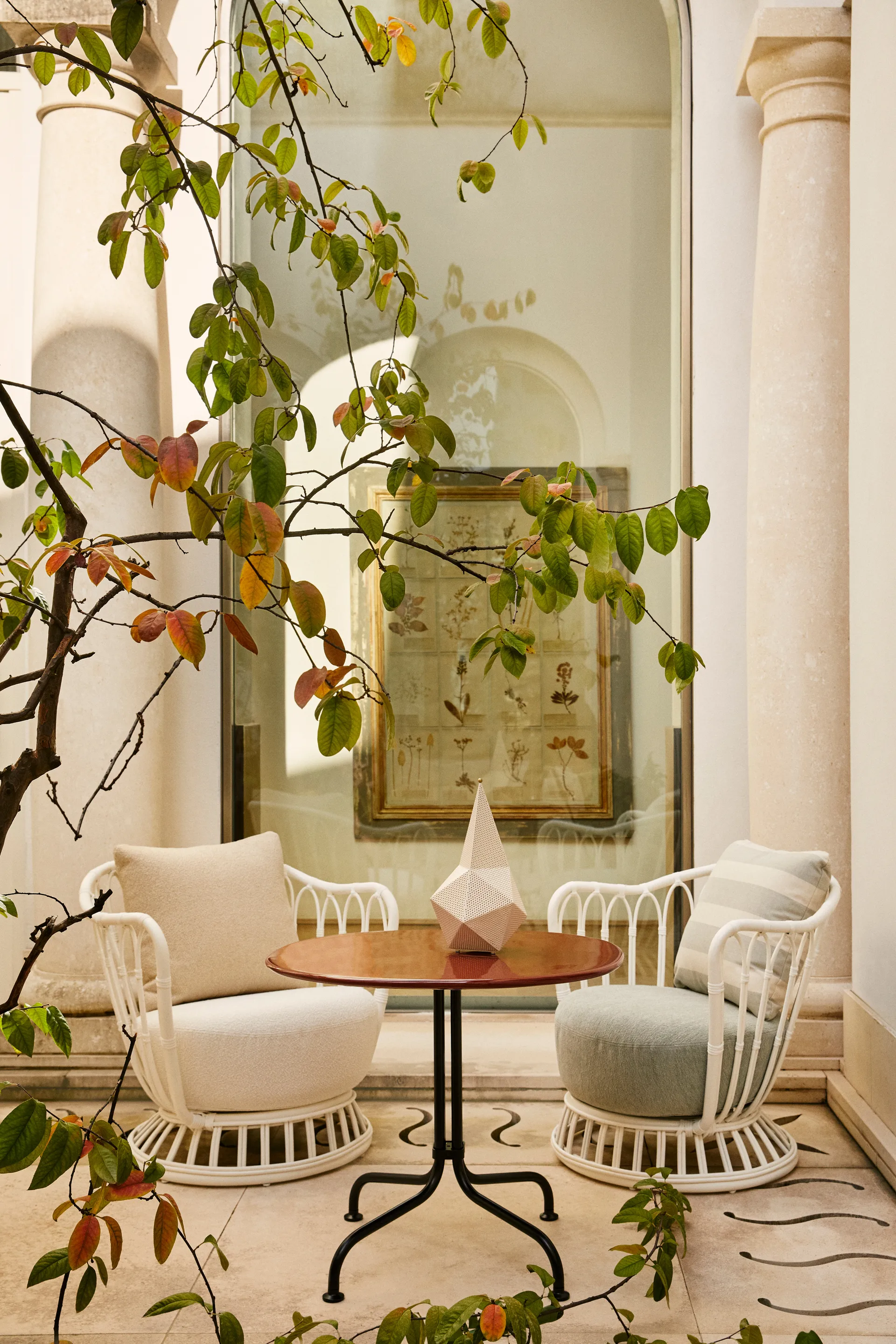 Grace Outdoor fåtölj, Leslie Limonta 006-020-alabaster white GUBI