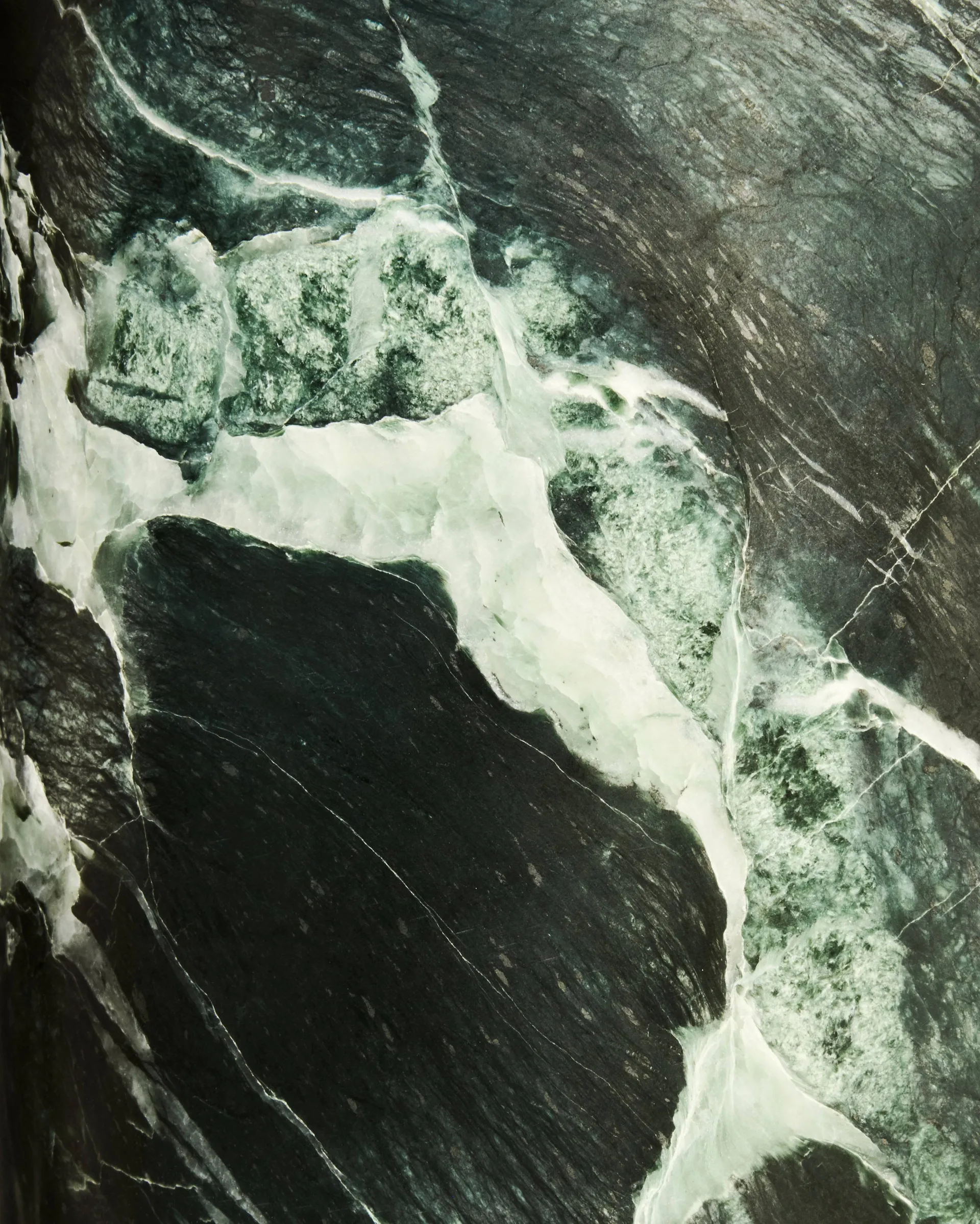 Gravity L bordslampa, Emerald marble-white GUBI