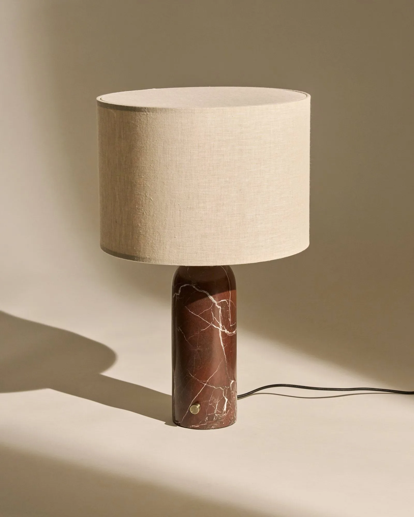 Gravity L bordslampa, Maroon marble-canvas GUBI