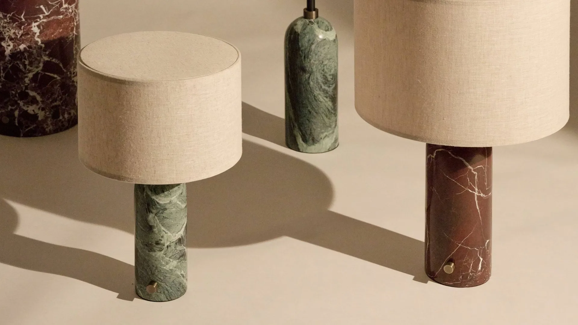 Gravity S bordslampa, Emerald marble-canvas GUBI