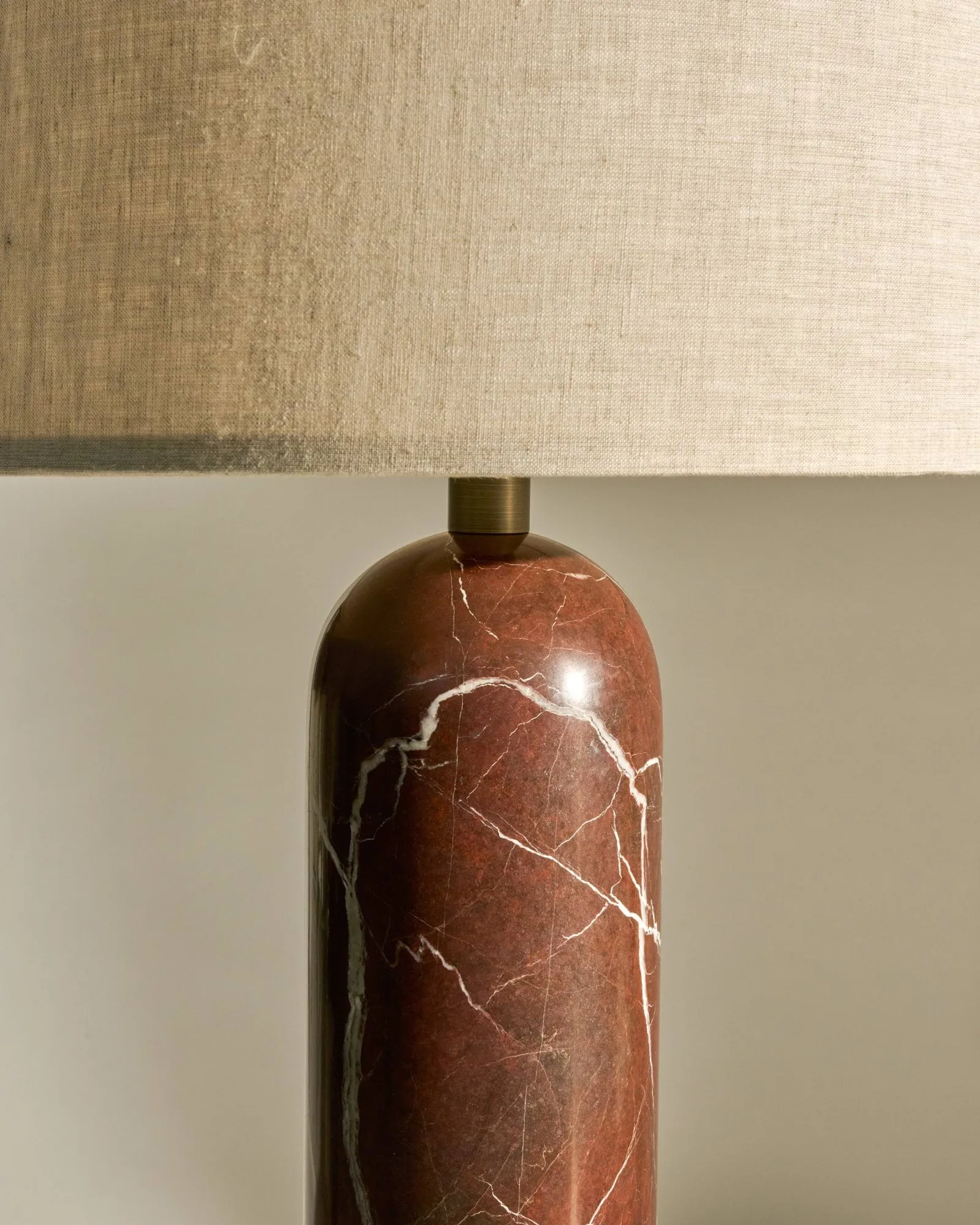 Gravity S bordslampa, Maroon marble-canvas GUBI