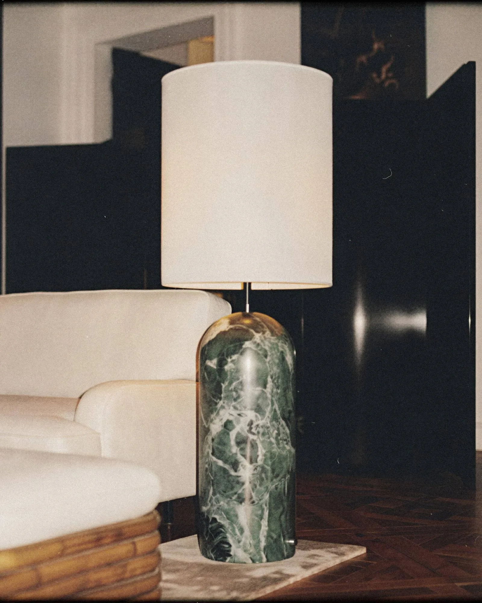 Gravity XL golvlampa, Emerald marble-white GUBI