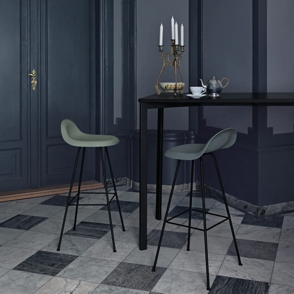 Gubi 3D barstol hög, American walnut-svarta stålmedar GUBI