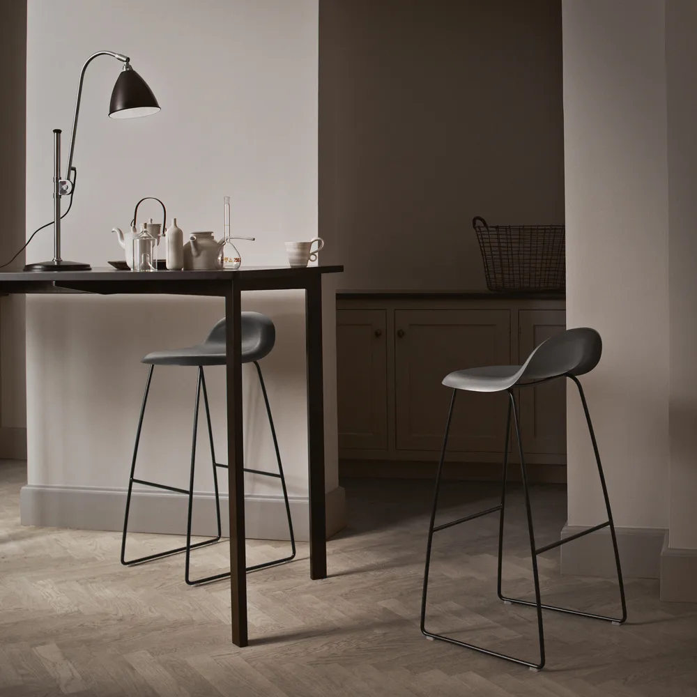 Gubi 3D barstol hög, American walnut-svarta stålmedar GUBI