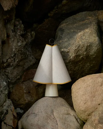 Hornbæk portabel bordslampa - Poppy yellow - GUBI