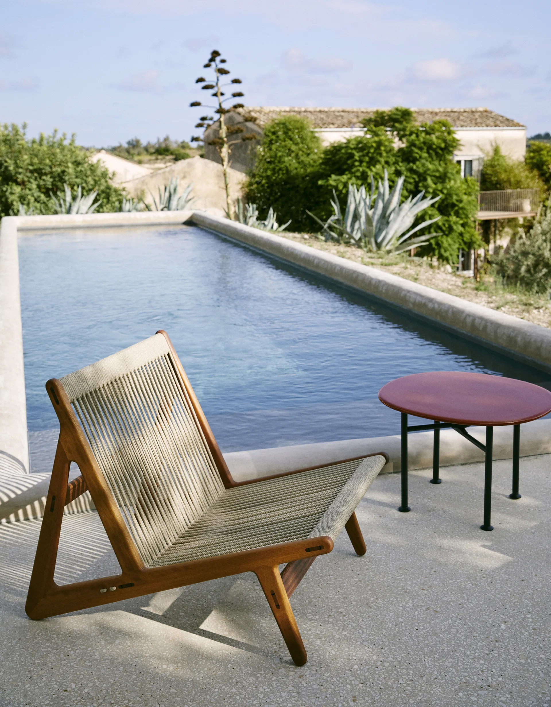 MR01 Initial Outdoor lounge chair, Oljat irokoträ GUBI