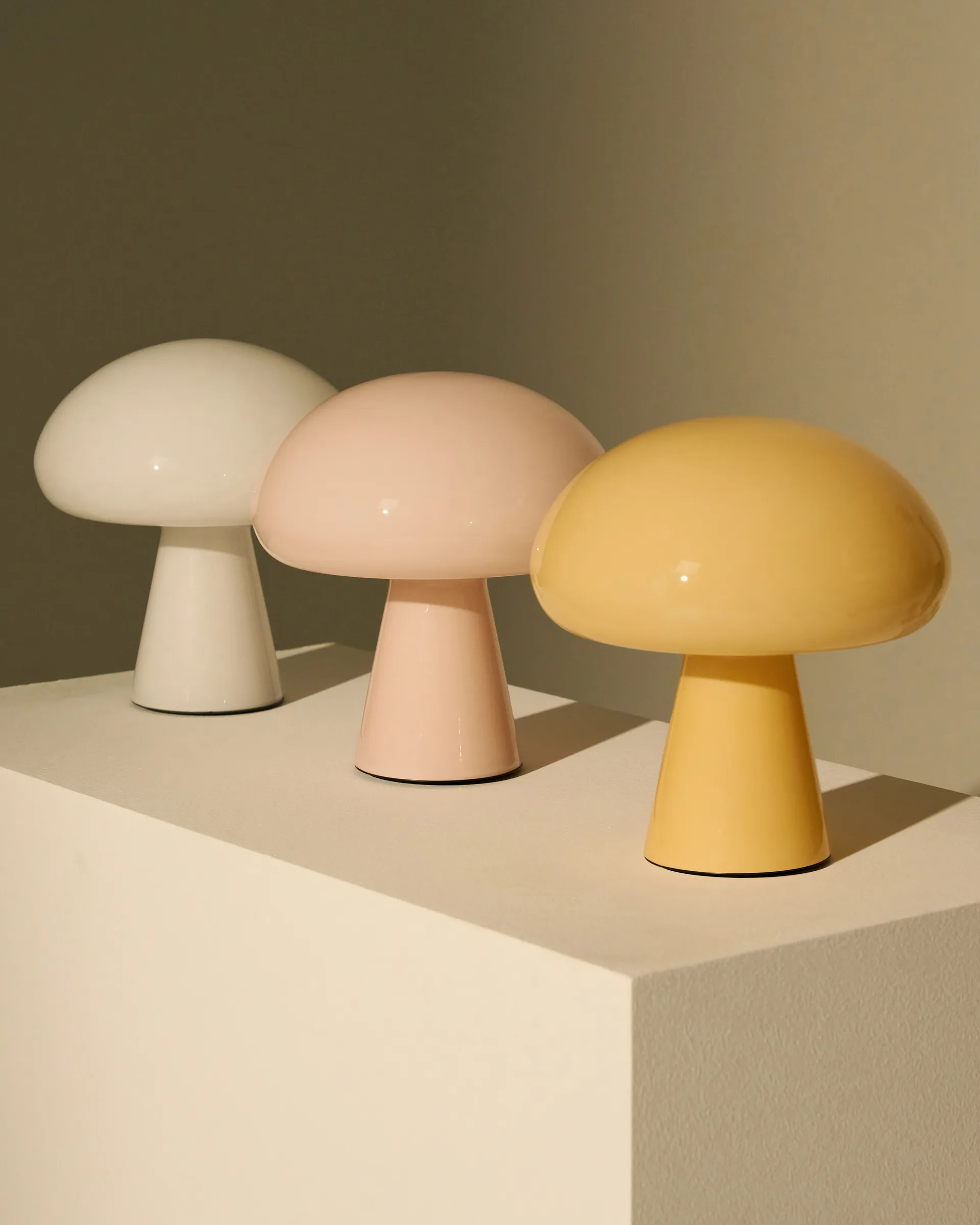 Obello bordslampa, Pearl white GUBI