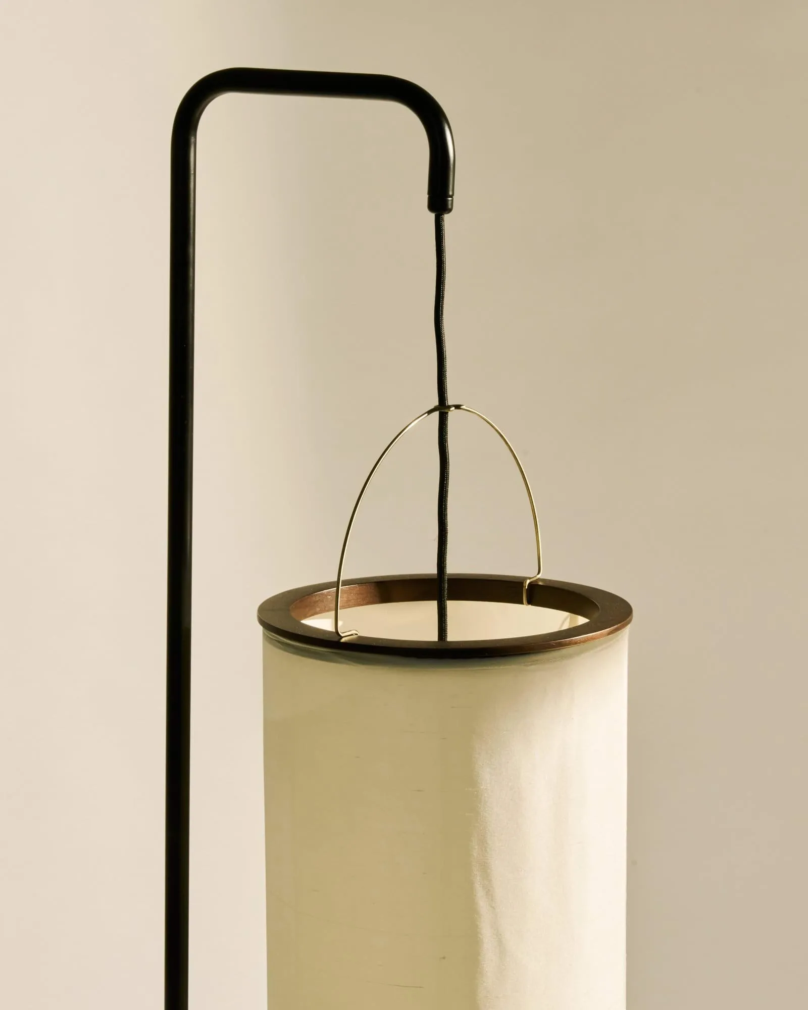 Silk Lantern golvlampa, Natural white silk-semi matt svart, 163 cm GUBI Silk Lantern golvlampa, Natural white silk-semi matt svart, 163 cm GUBI