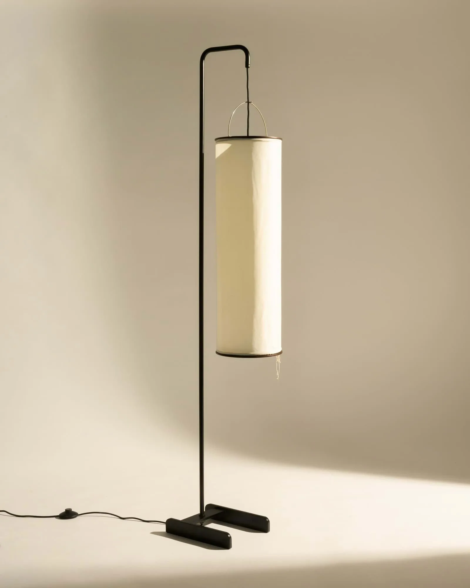 Silk Lantern golvlampa, Natural white silk-semi matt svart, 163 cm GUBI Silk Lantern golvlampa, Natural white silk-semi matt svart, 163 cm GUBI