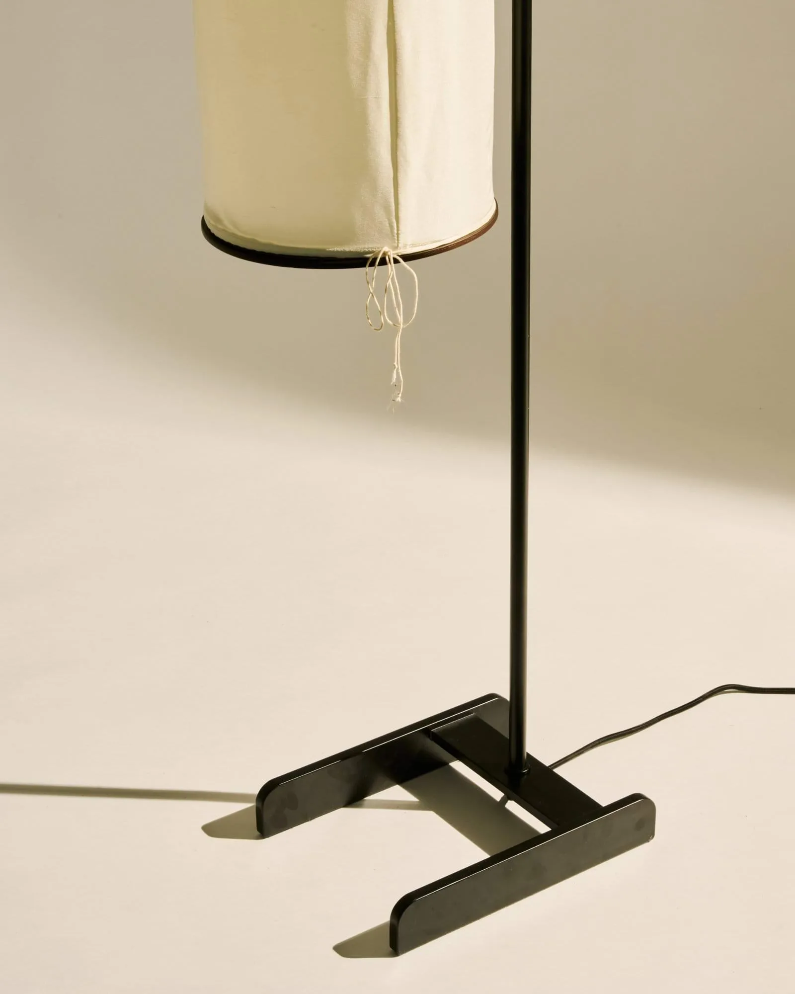Silk Lantern golvlampa, Natural white silk-semi matt svart, 163 cm GUBI Silk Lantern golvlampa, Natural white silk-semi matt svart, 163 cm GUBI