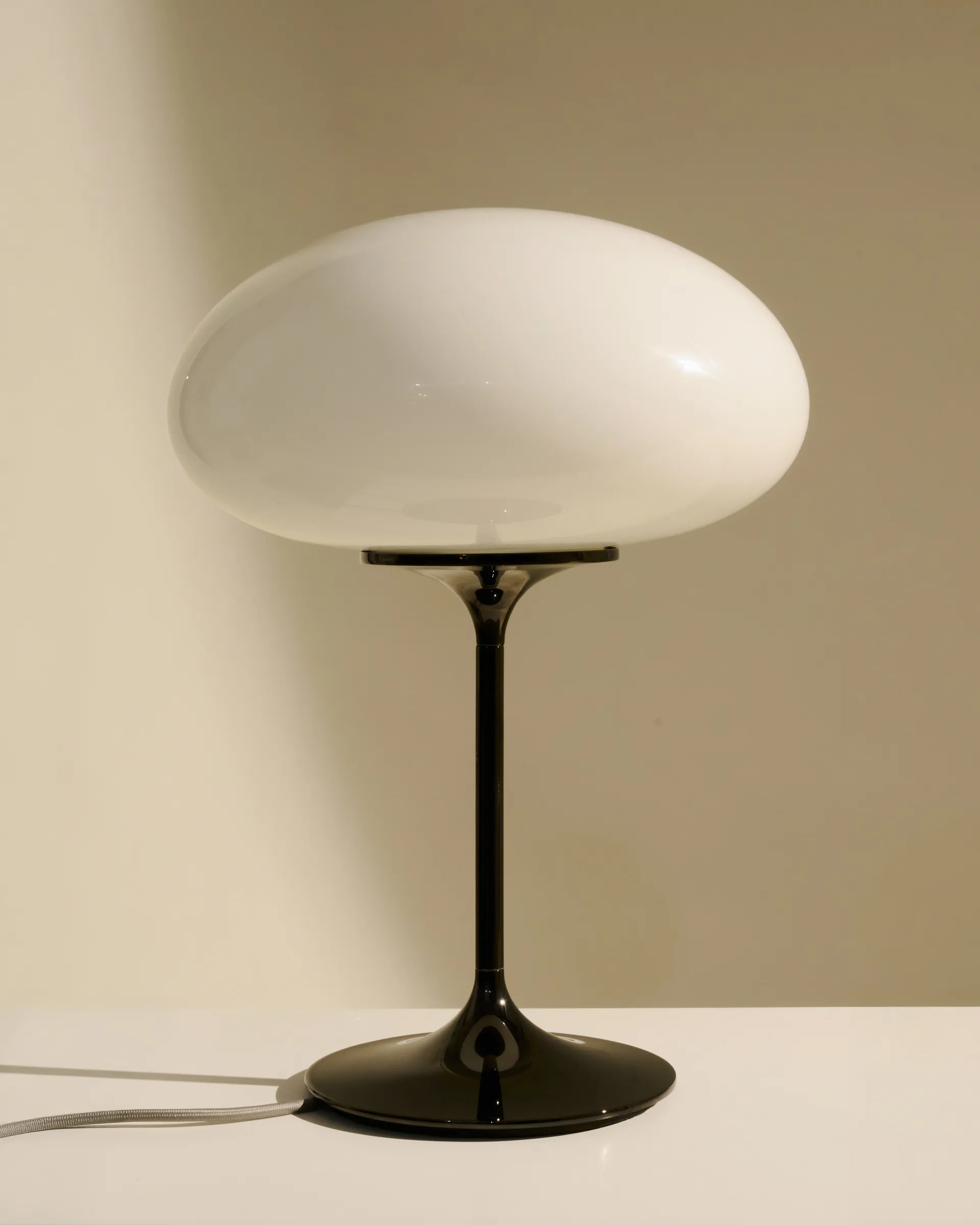 Stemlite bordslampa, Black chrome-opalglas, 42 cm GUBI