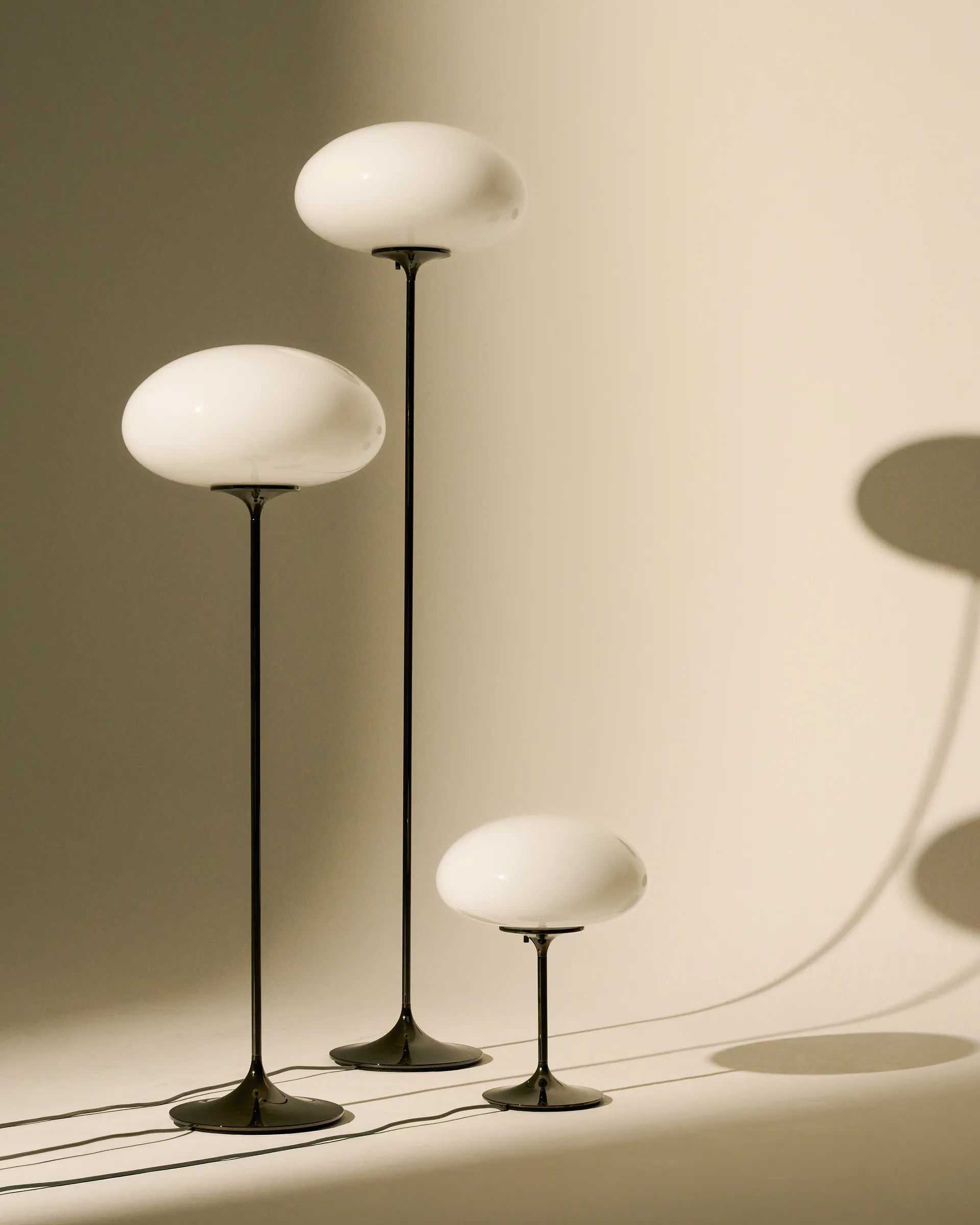 Stemlite golvlampa, Black red-opalglas, 150 cm GUBI