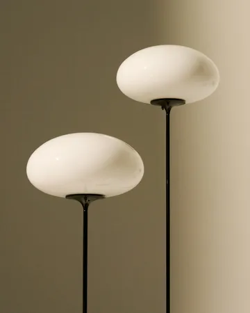 Stemlite golvlampa - Pebble grey-opalglas, 110 cm - GUBI