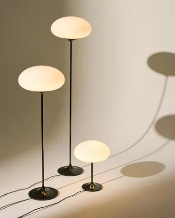 Stemlite golvlampa - Pebble grey-opalglas, 110 cm - GUBI