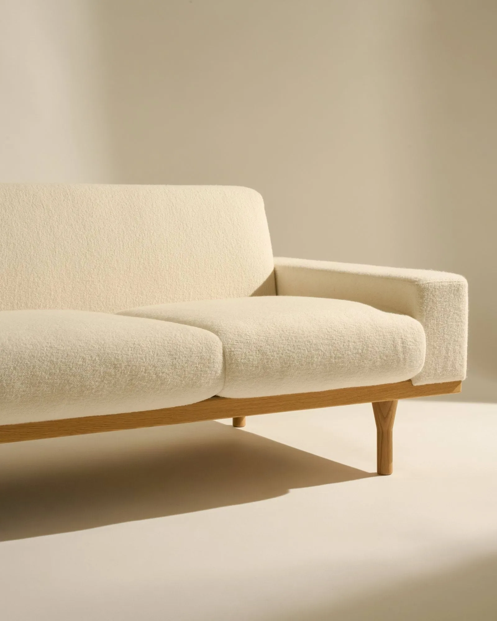 SW50 soffa, Harp 24 Ivory-oljad ek, 4-sits GUBI SW50 soffa, Harp 24 Ivory-oljad ek, 4-sits GUBI