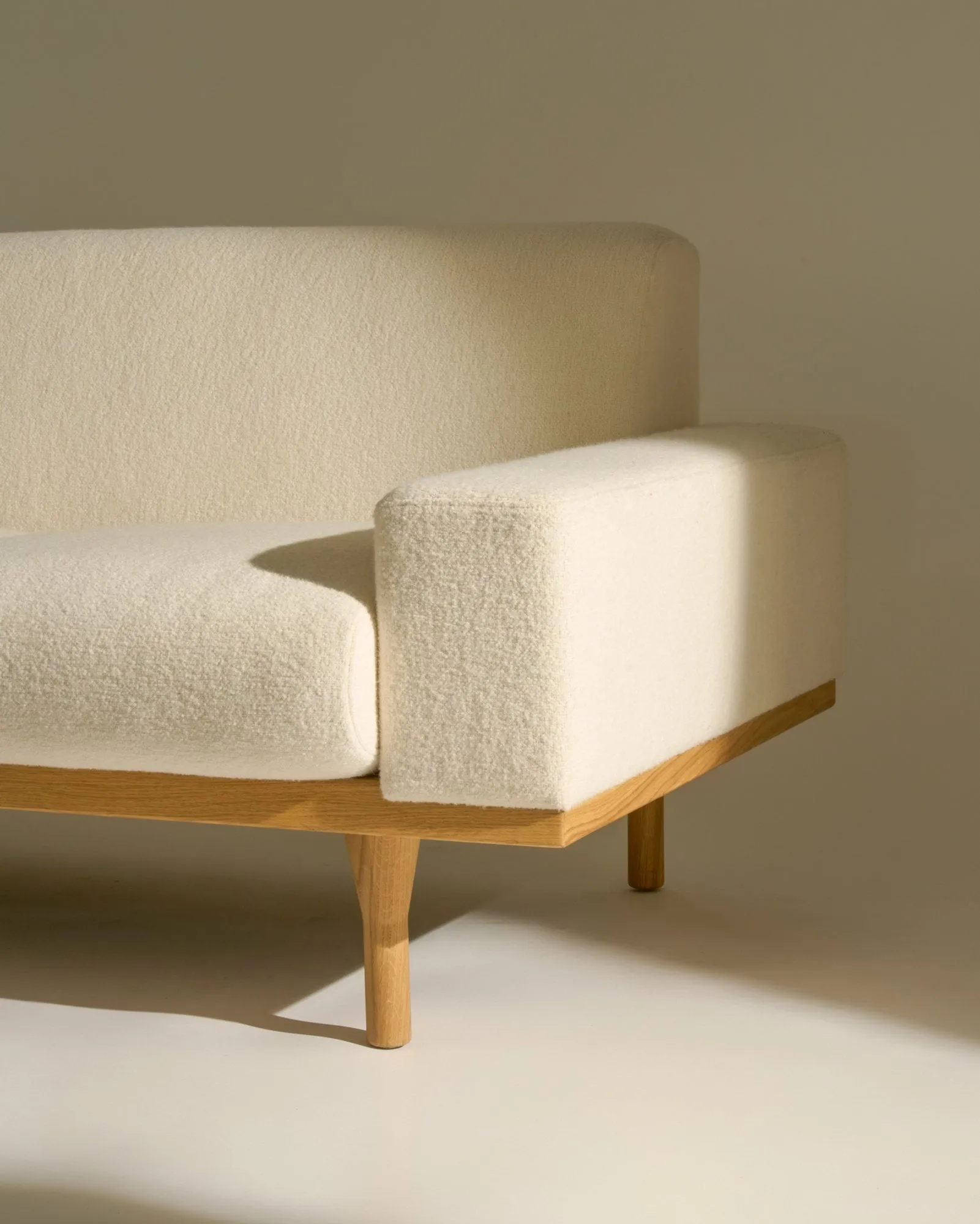 SW50 soffa, Harp 24 Ivory-oljad ek, 4-sits GUBI SW50 soffa, Harp 24 Ivory-oljad ek, 4-sits GUBI