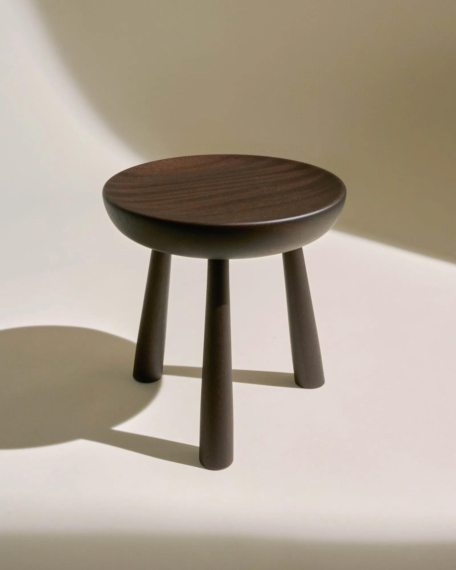 Totto pall, Dark stained laquered sapelli, Ø31x32,6 cm GUBI Totto pall, Dark stained laquered sapelli, Ø31x32,6 cm GUBI