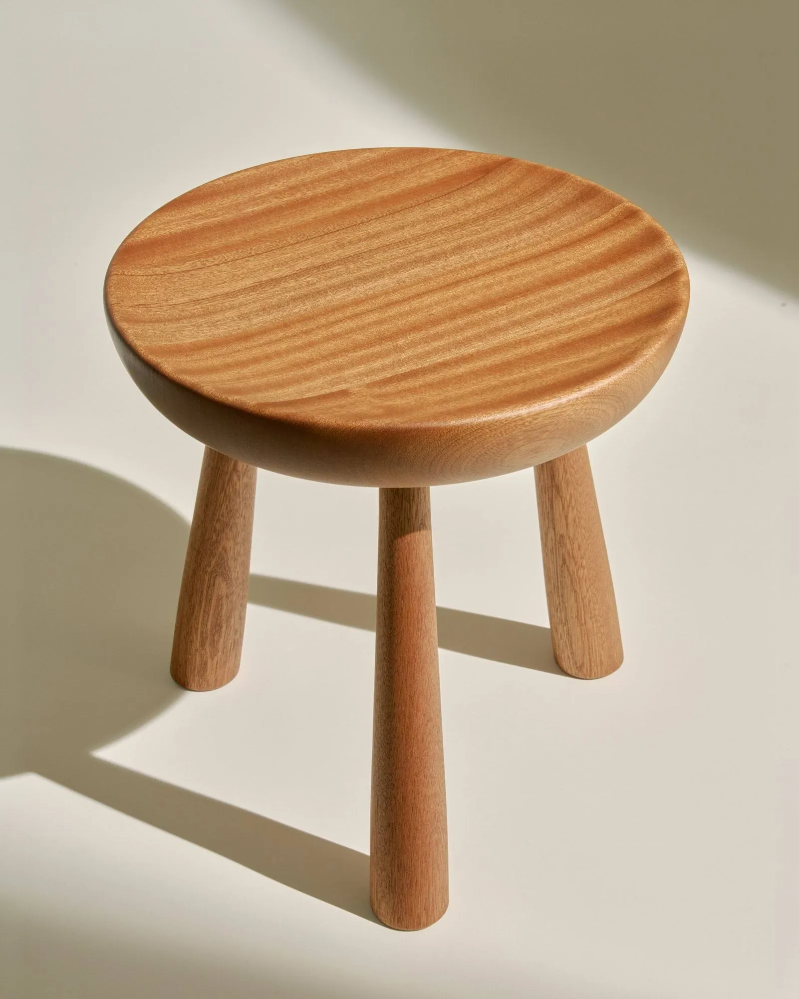 Totto pall, Lacquered sapelli, Ø31x32,6 cm GUBI Totto pall, Lacquered sapelli, Ø31x32,6 cm GUBI
