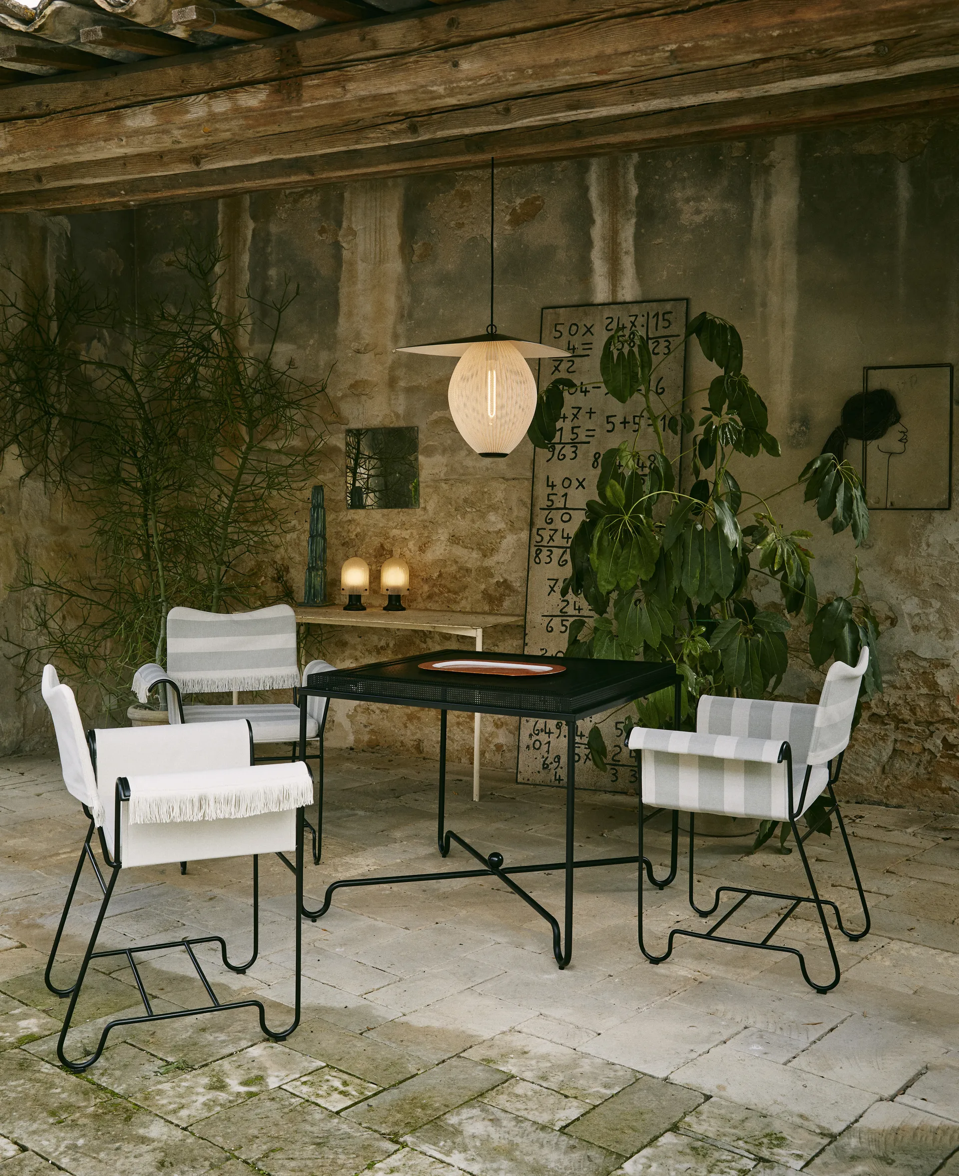 Tropique bord 90x90x75 cm, Classic black GUBI