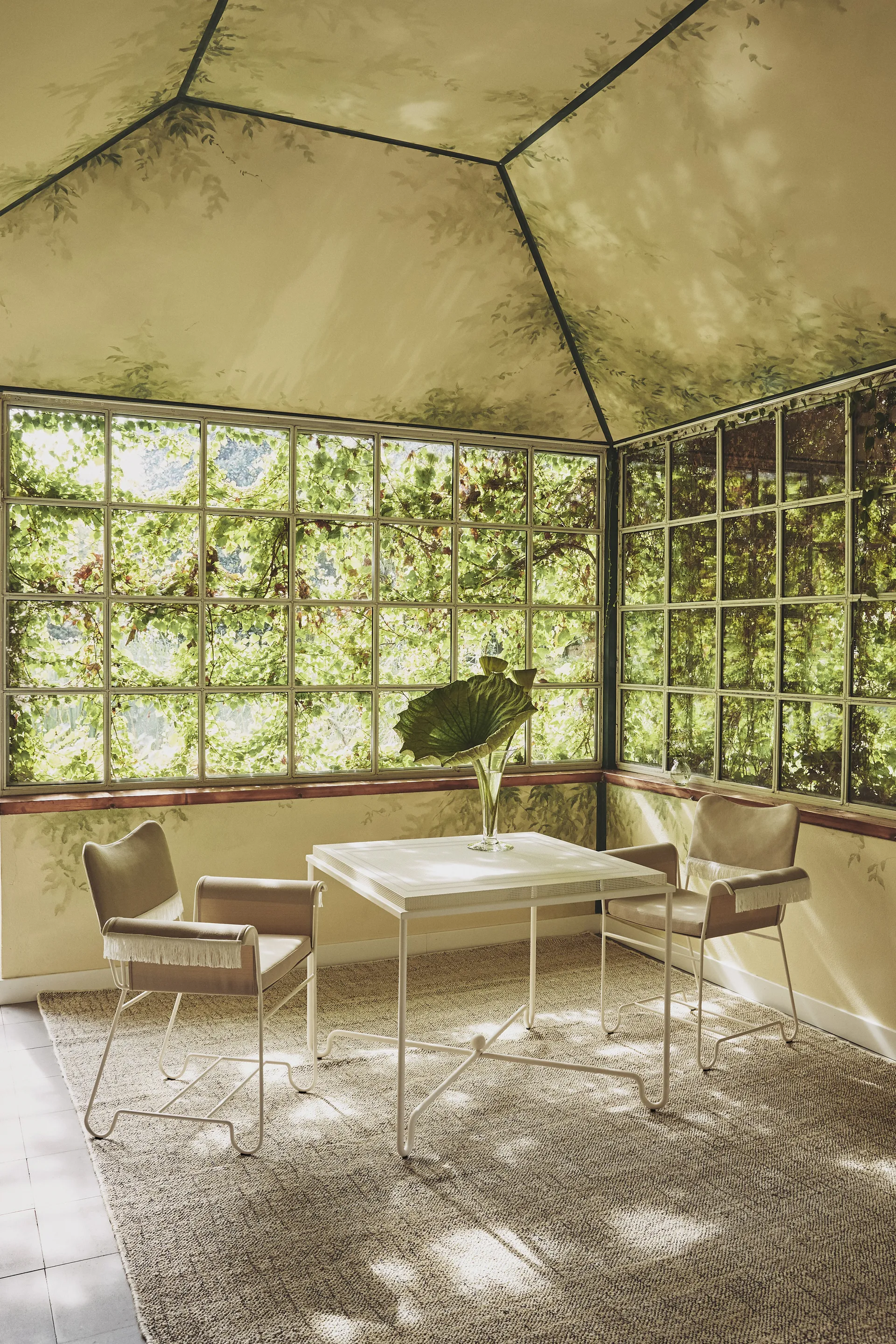 Tropique bord 90x90x75 cm, Classic white semi matt GUBI