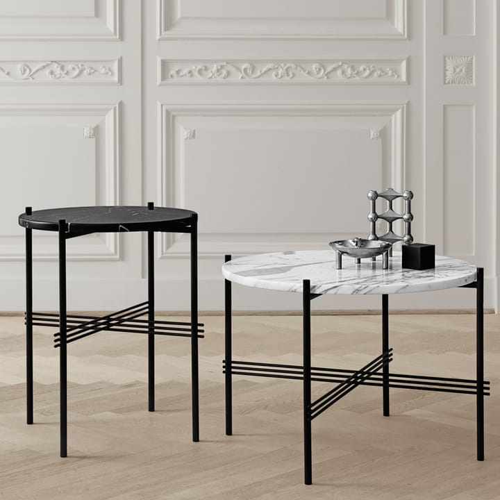 TS Round soffbord, white carrara marble, ø105, svart stativ GUBI