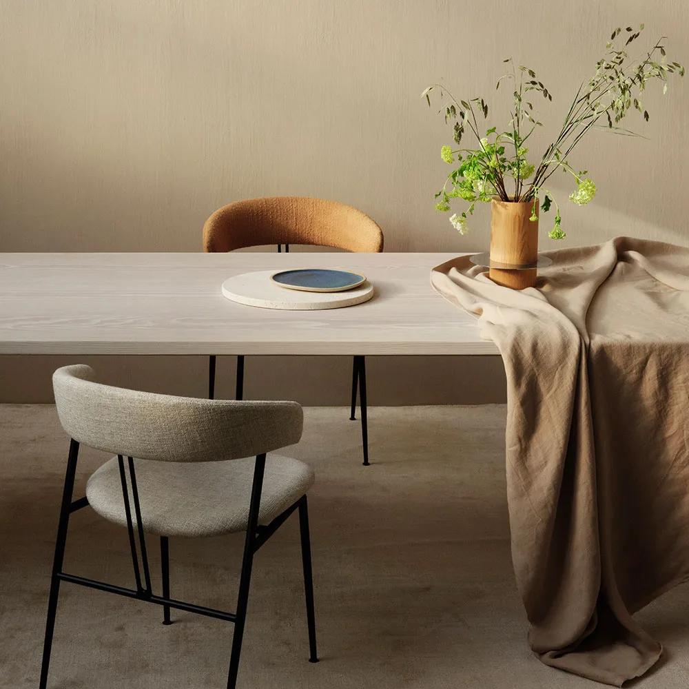 Violin dining chair, Karakorum 001 ivory-black matt GUBI