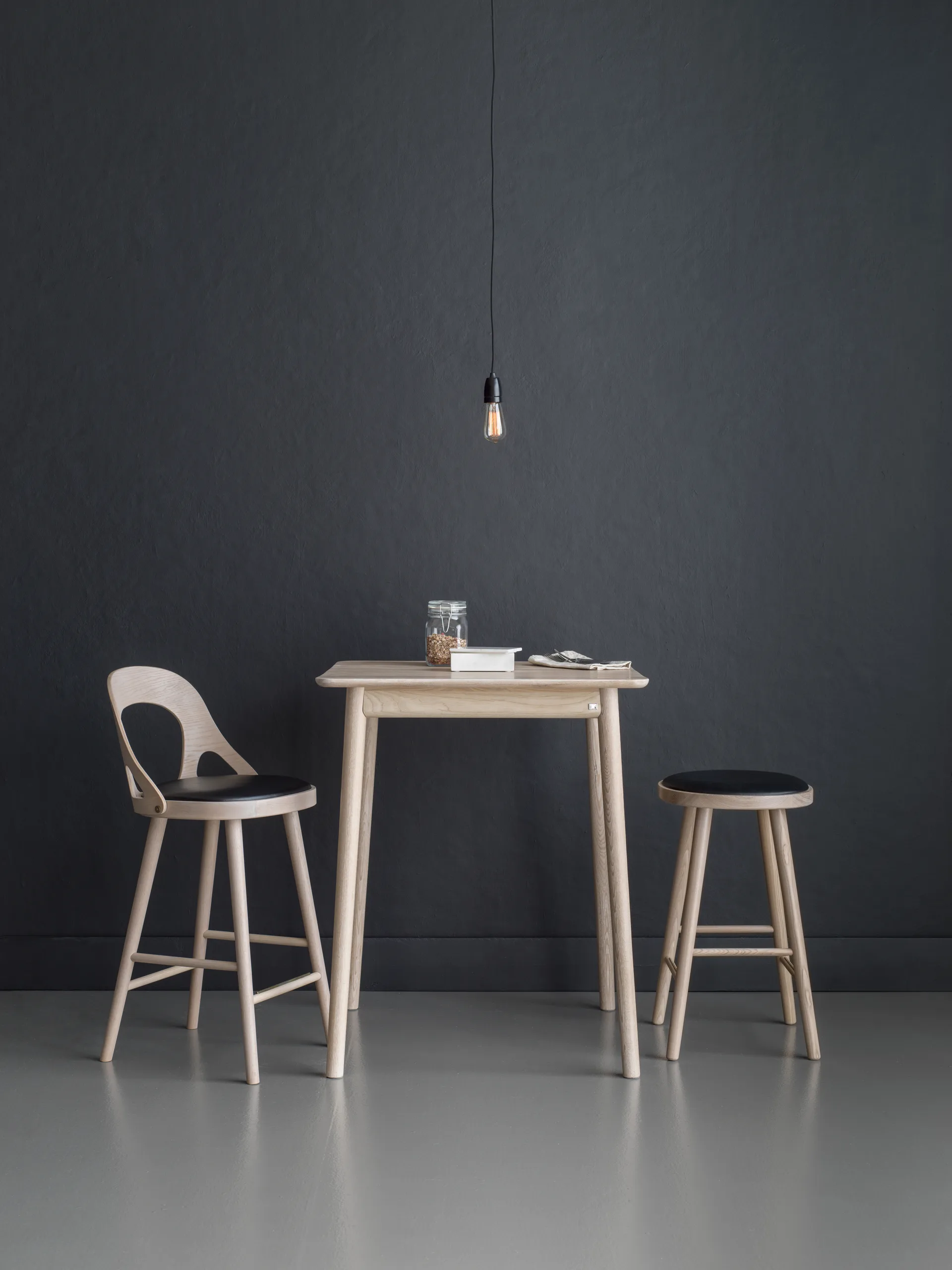 Colibri barstol 63 cm, Ek blond bets-svart dyna Hans K