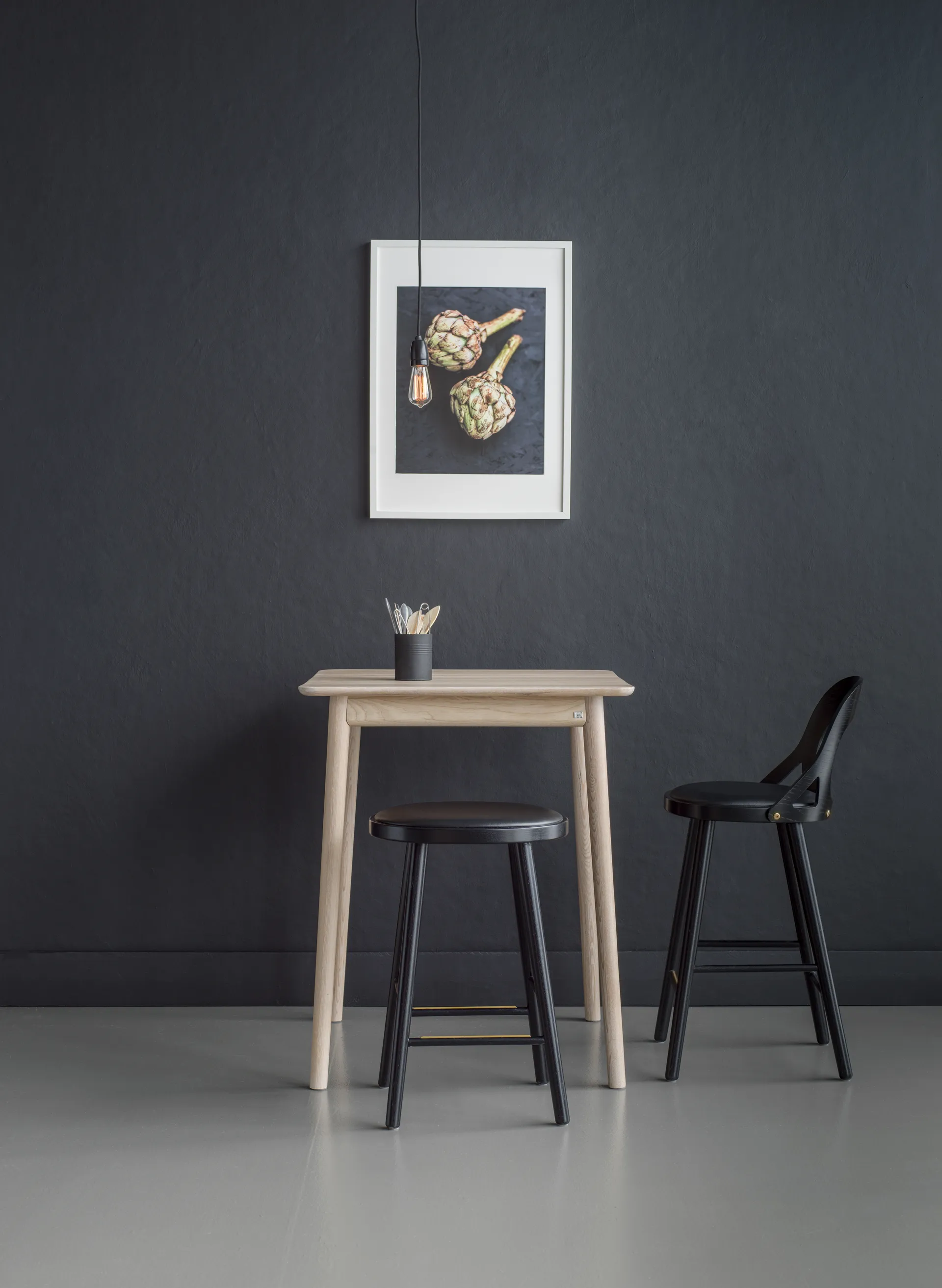 Colibri barstol 63 cm, Ek svart bets-svart dyna Hans K