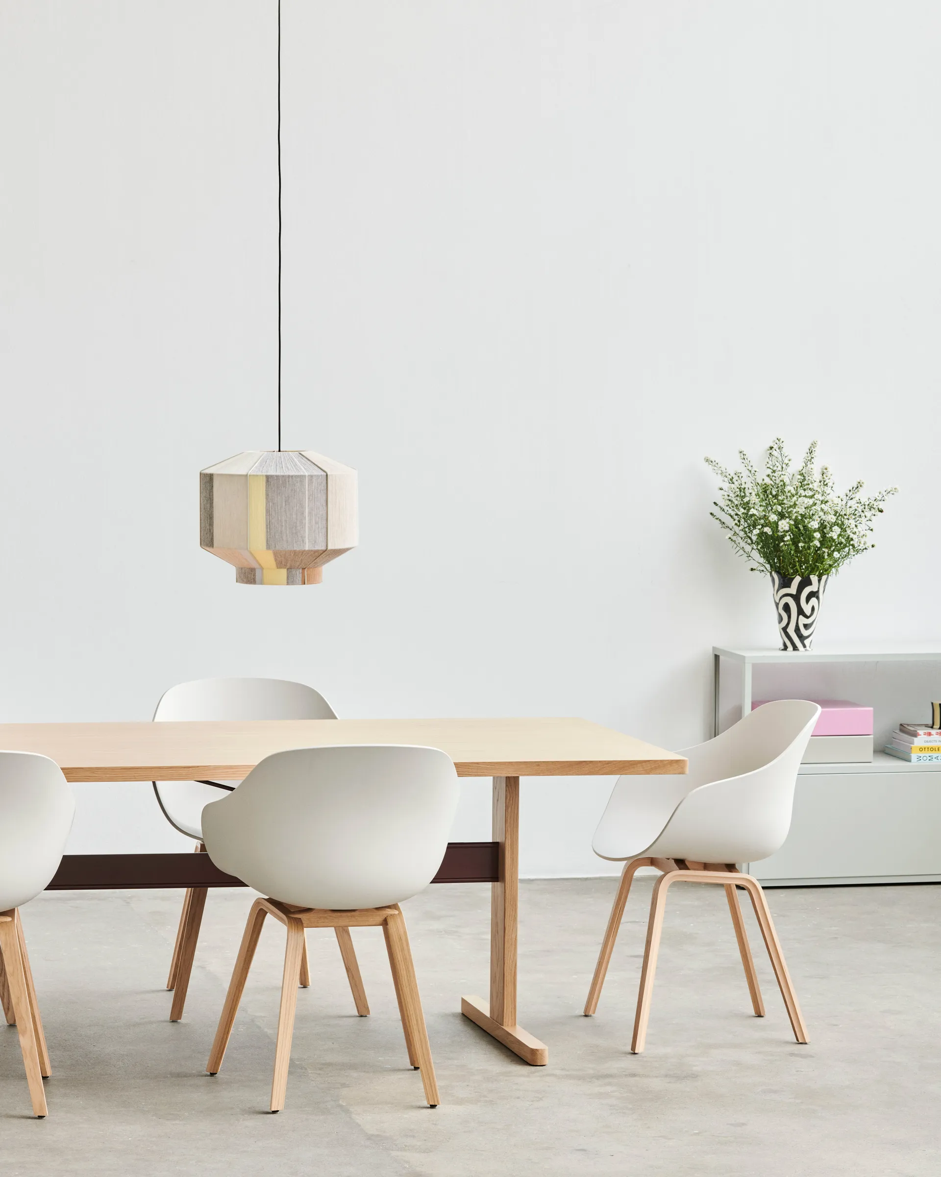 About a Chair 22 2.0 stol, Vit-lackerat ekstativ HAY