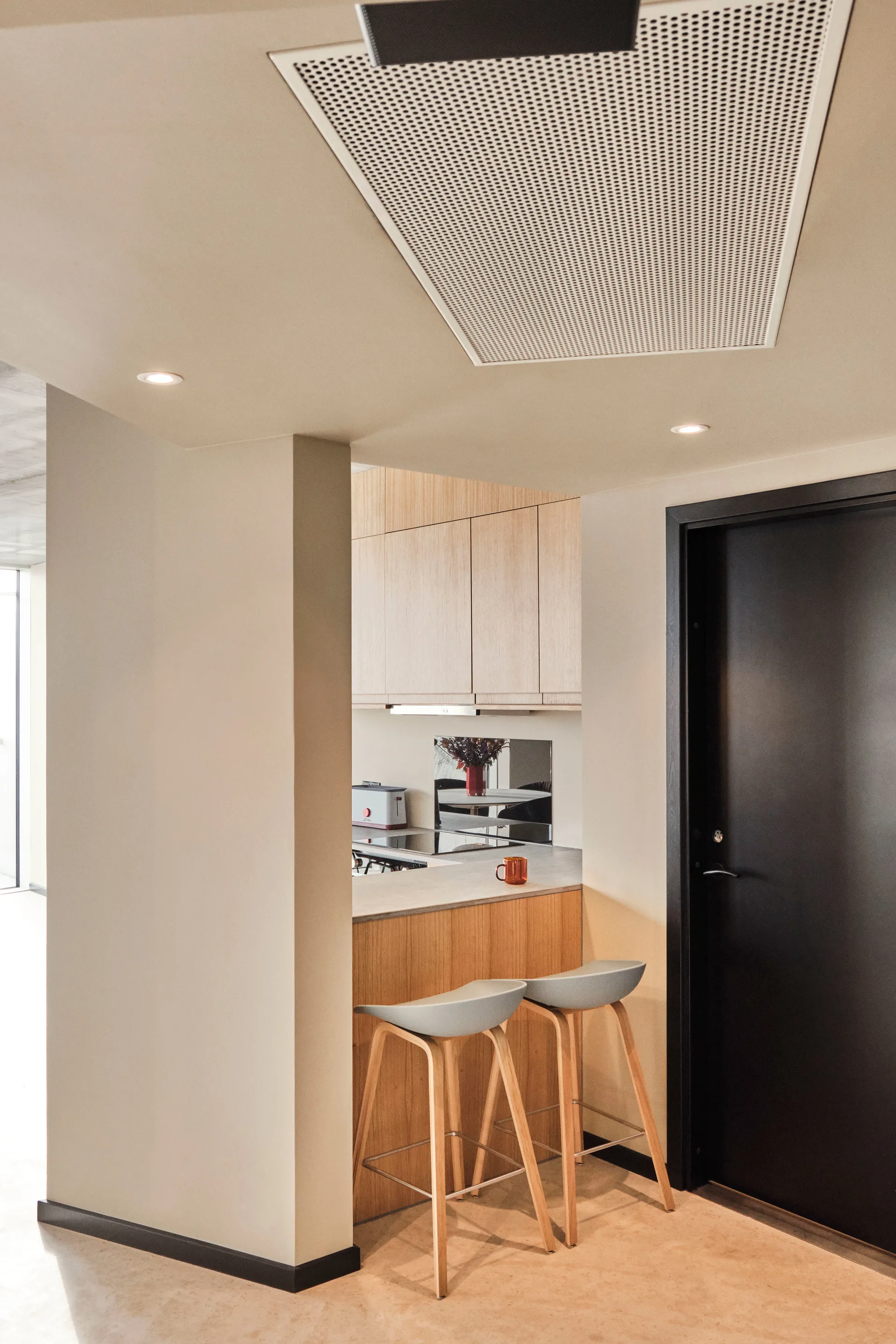 About a Stool 32 Low barstol lackerat ekstativ 2.0, Concrete grey-rostfritt stålstöd HAY