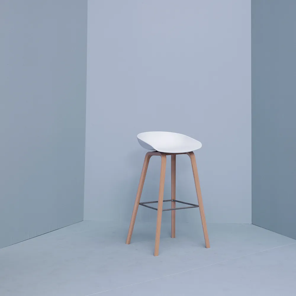 About a Stool 32 Low barstol, White-såpad ekstativ-fotstöd rostfritt HAY
