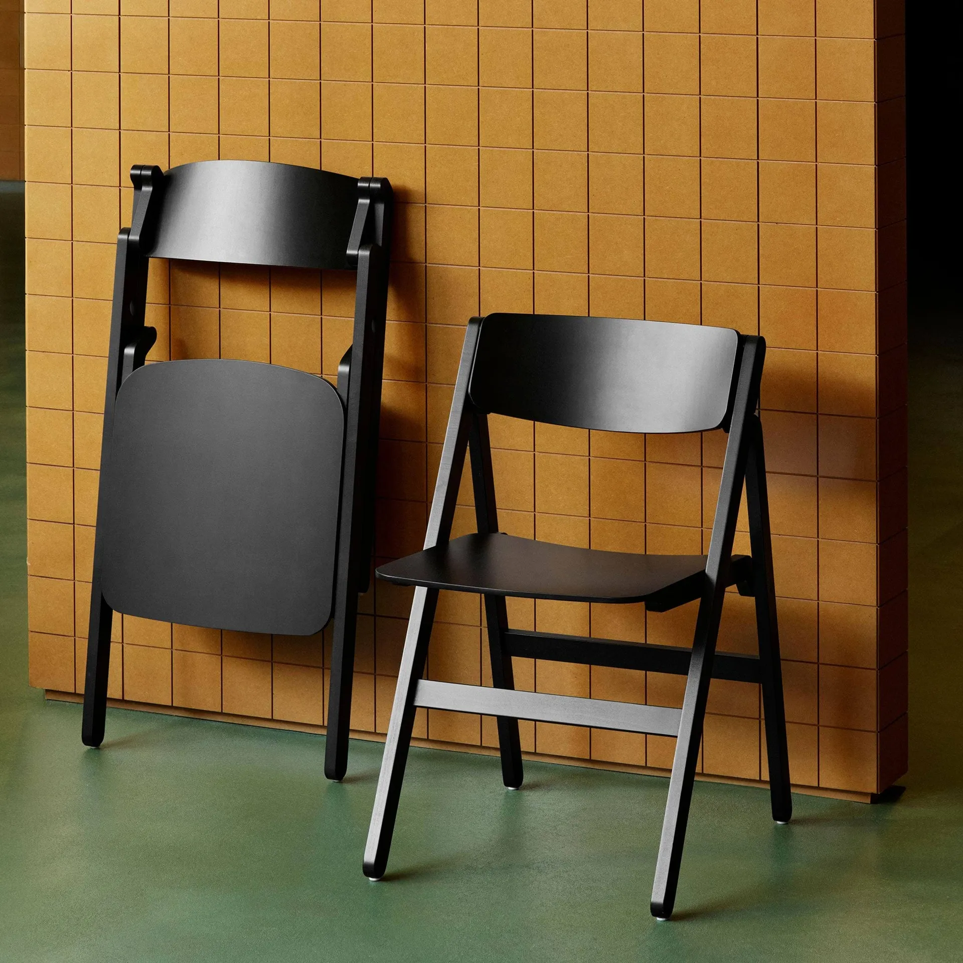 Backflip Chair stol, Anthracite lackerad bok HAY