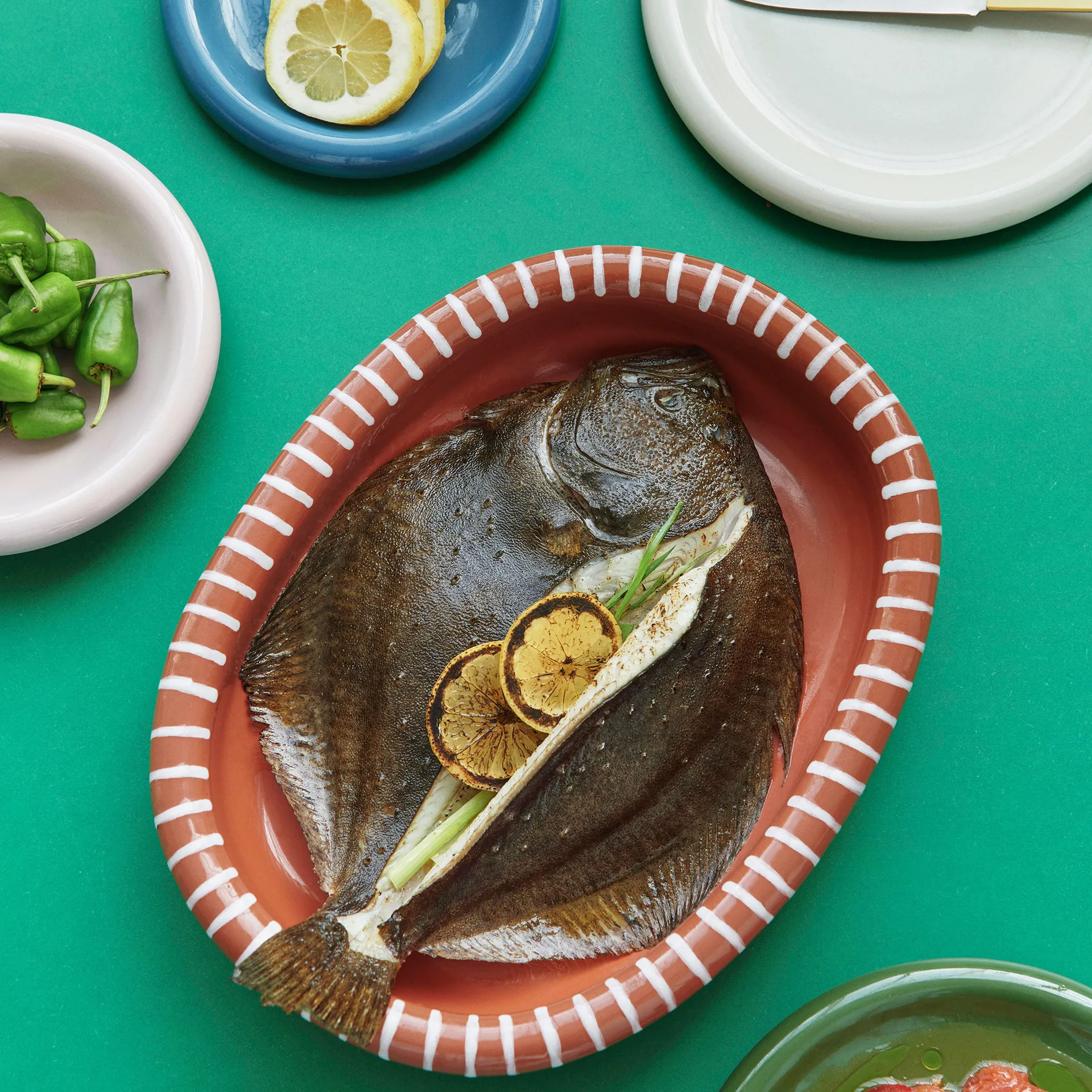 Barro ovalt serveringsfat, Natural with stripes, large 27x36 cm HAY