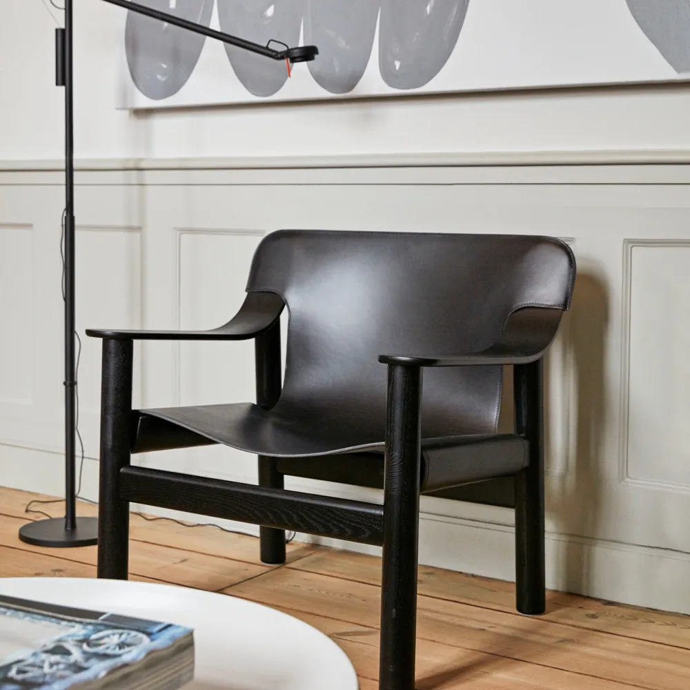 Bernard fåtölj, läder nature, vattenlackat ekstativ HAY