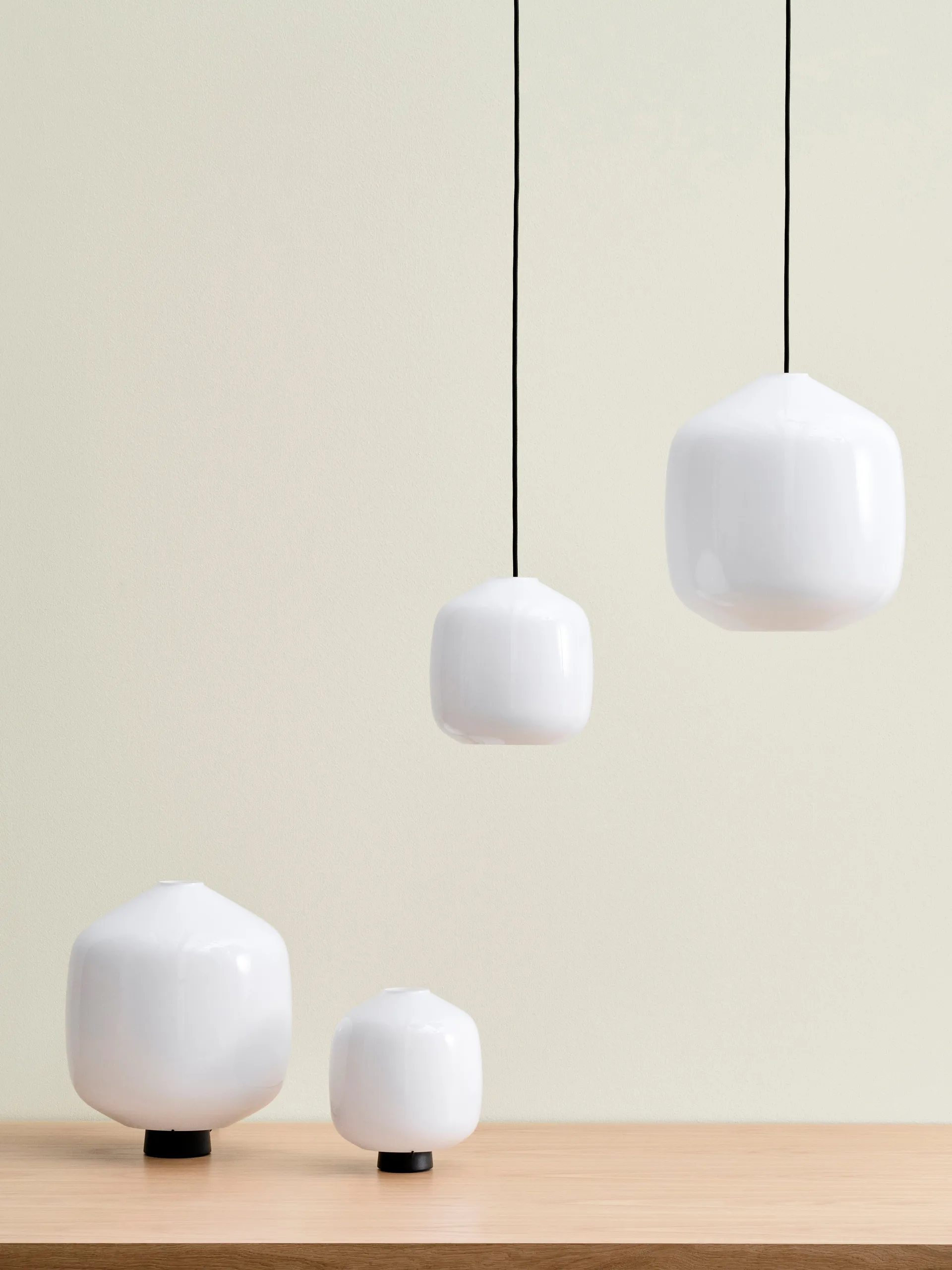 Buoy pendel Ø30 cm, Opal glass-soft black HAY