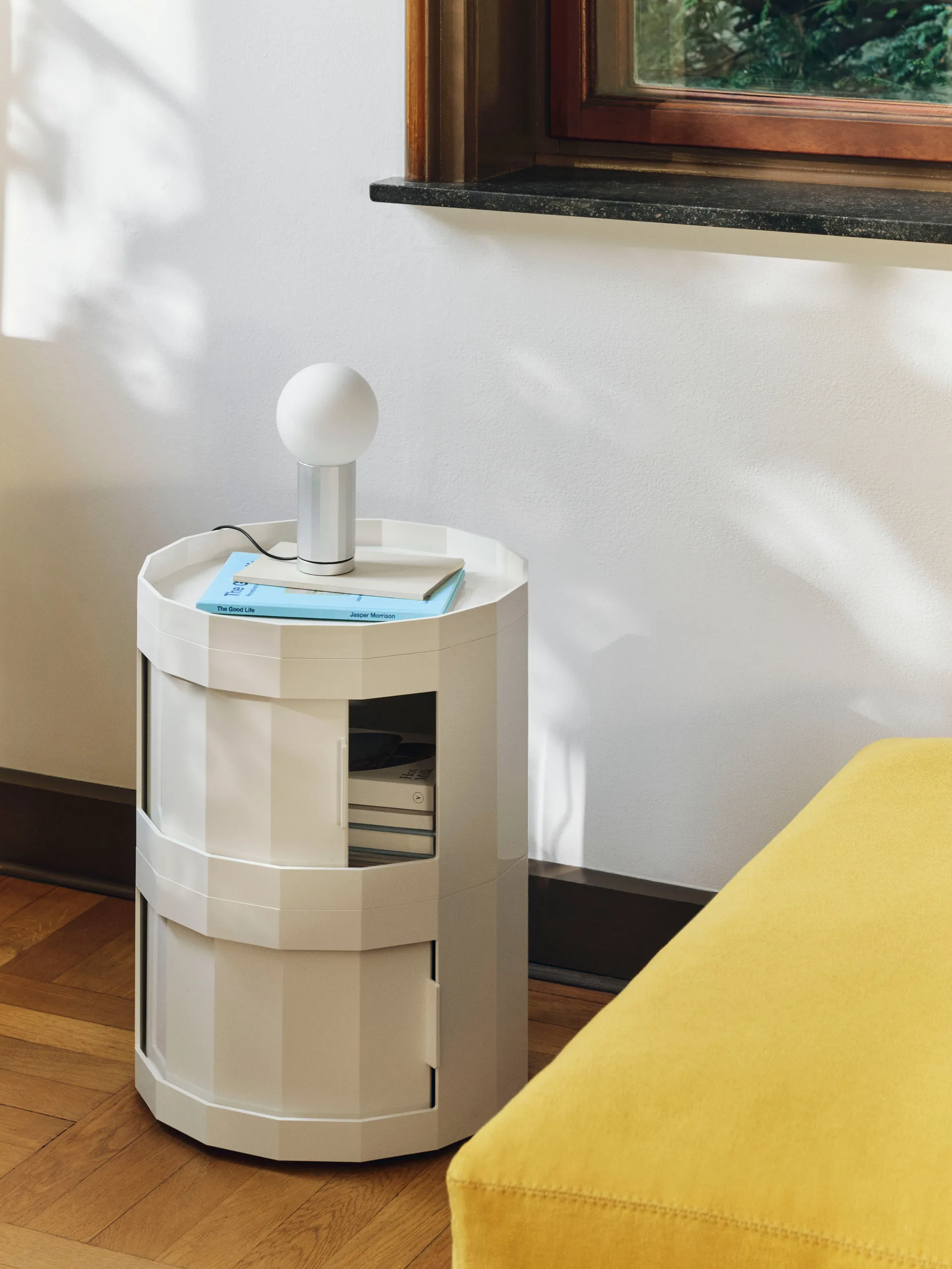 Facet Cabinet 20 sidobord, Eggshell HAY