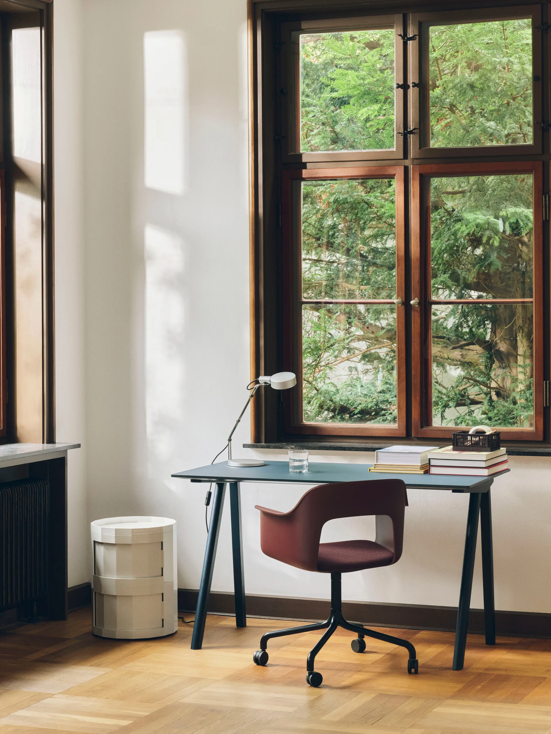 Facet Cabinet 20 sidobord, Eggshell HAY