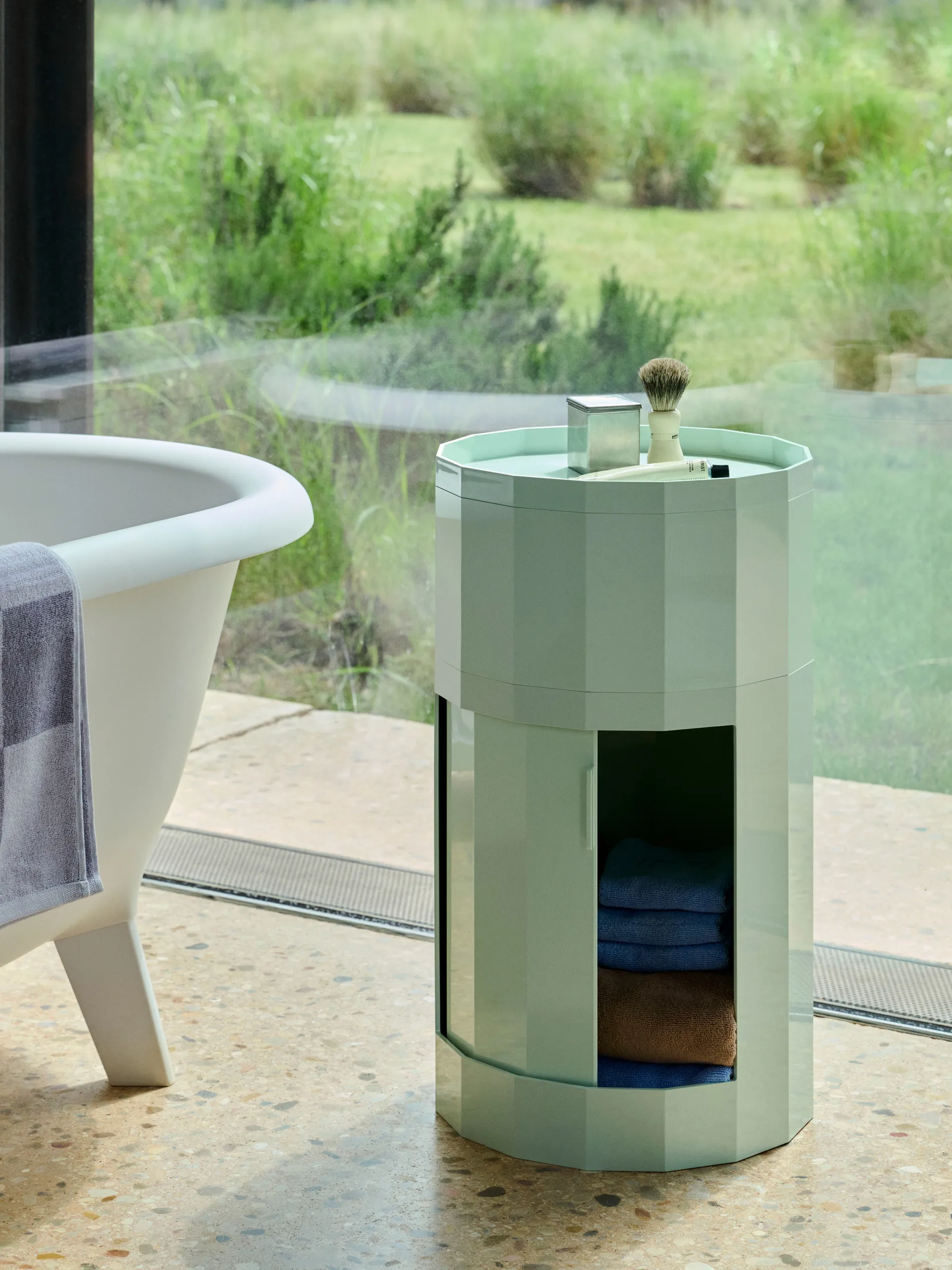 Facet Cabinet high sidobord med fötter-hjul 66 cm, Soft mint HAY