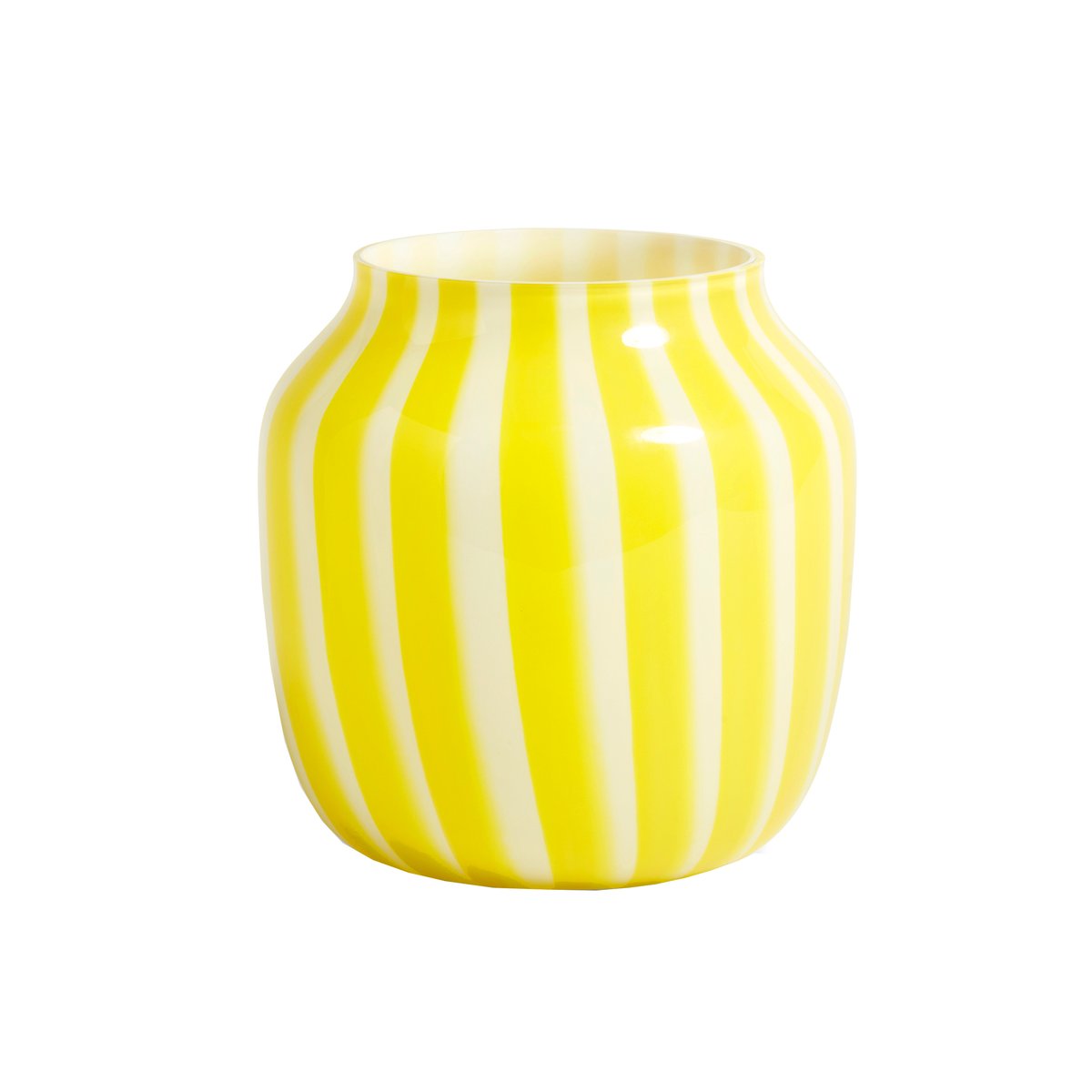 Glasvas med vita och gula ränder. Designer: norska Kristine Five Melvær. Vasen finns att beställa hos Nordic Nest.