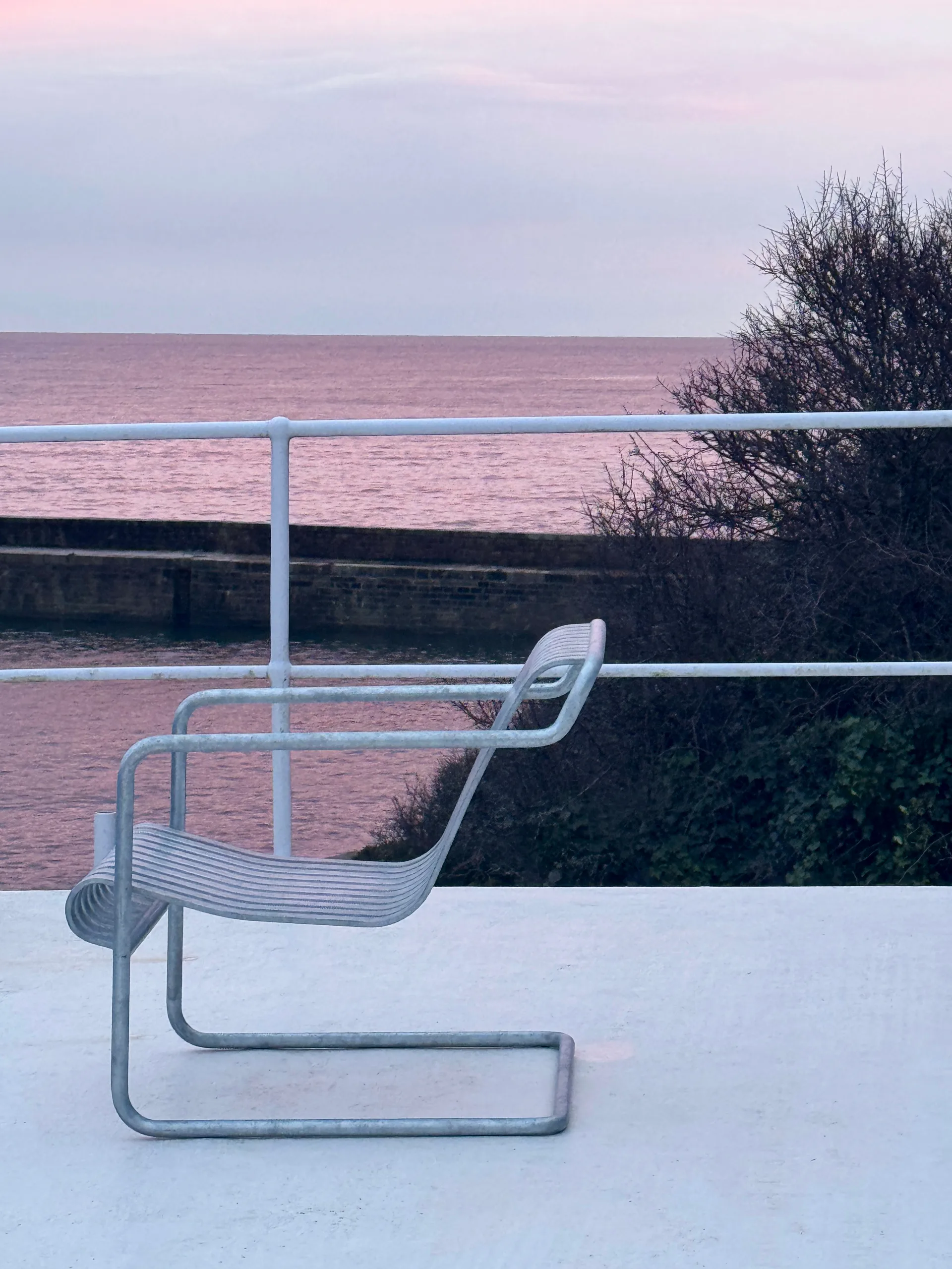 Palissade Cantilever Low loungefåtölj, Hot galvanised steel HAY