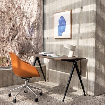 Pyramid 01 skrivbord - Oak clear lacquer-140x65cm-beige stålstativ - HAY