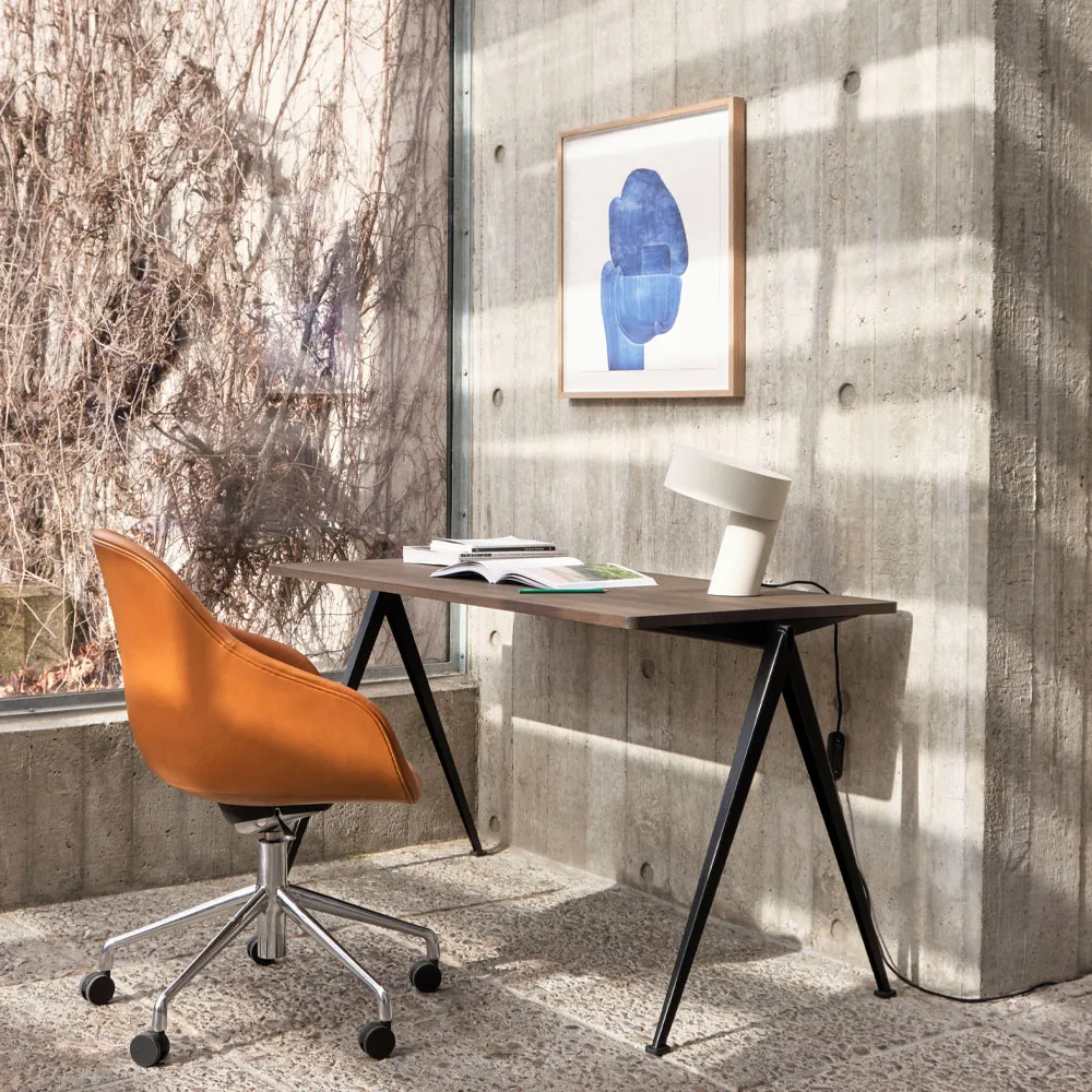 Pyramid 01 skrivbord, Oak clear lacquer-140x75cm-beige stålstativ HAY