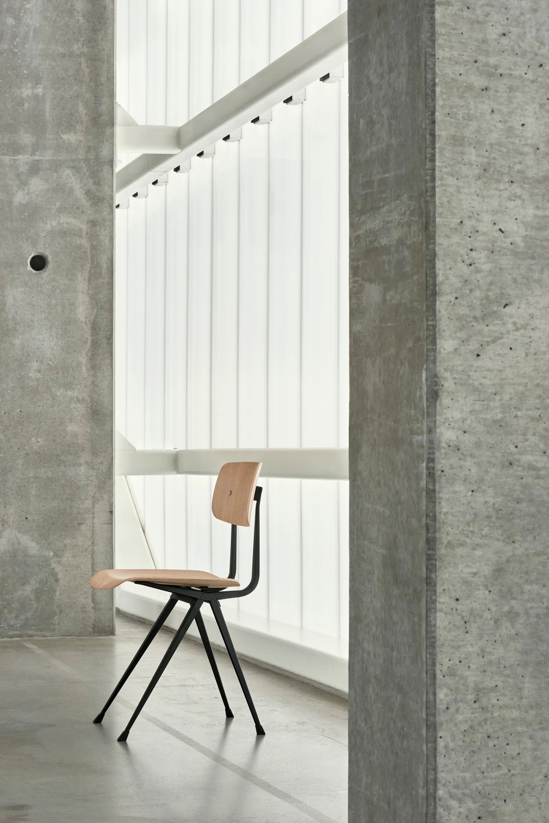 Result stol, Ek-svart stålstativ HAY