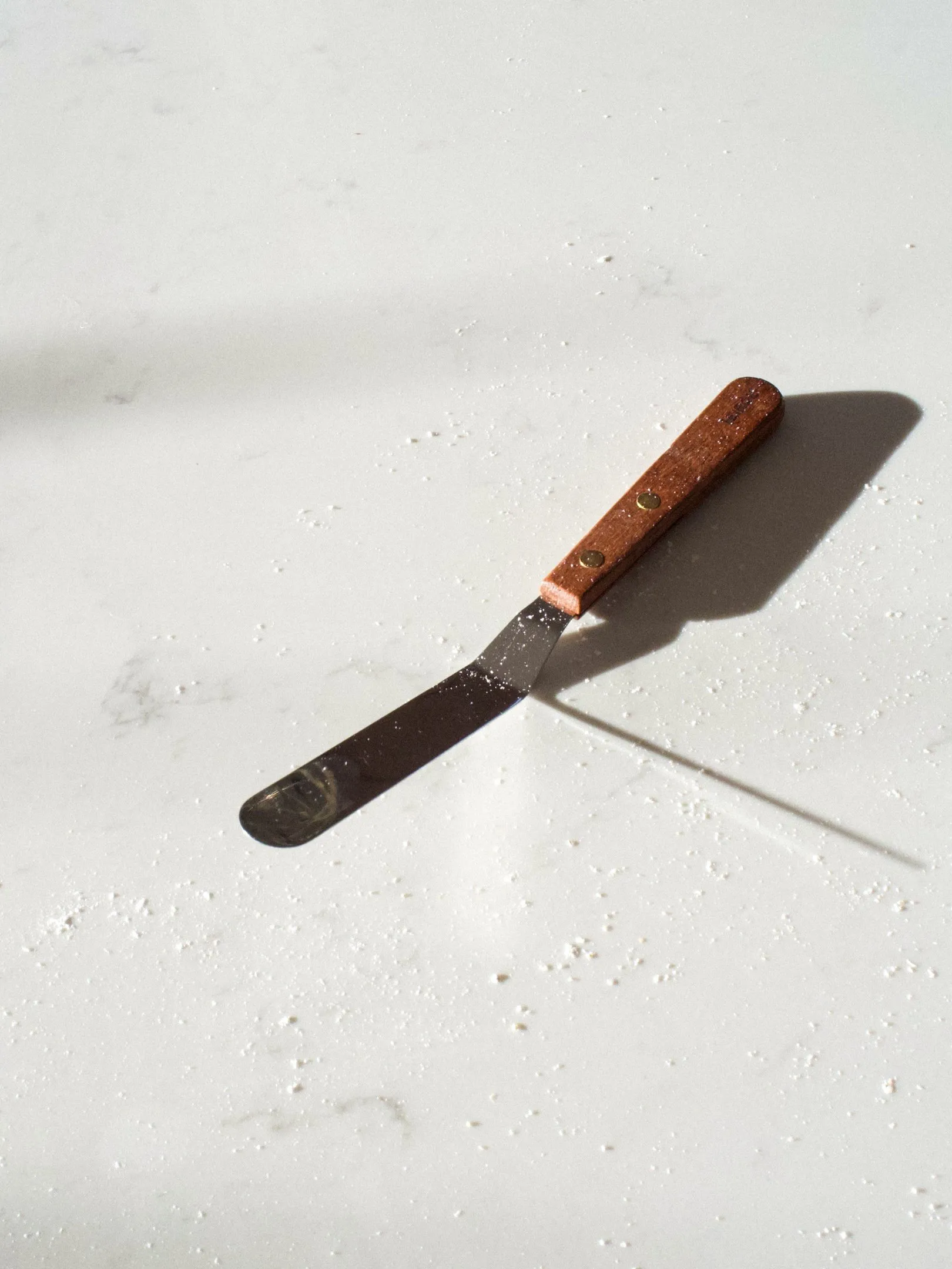 Palettkniv med vinklat trähandtag, Rosenträ-rostfritt stål Heirol