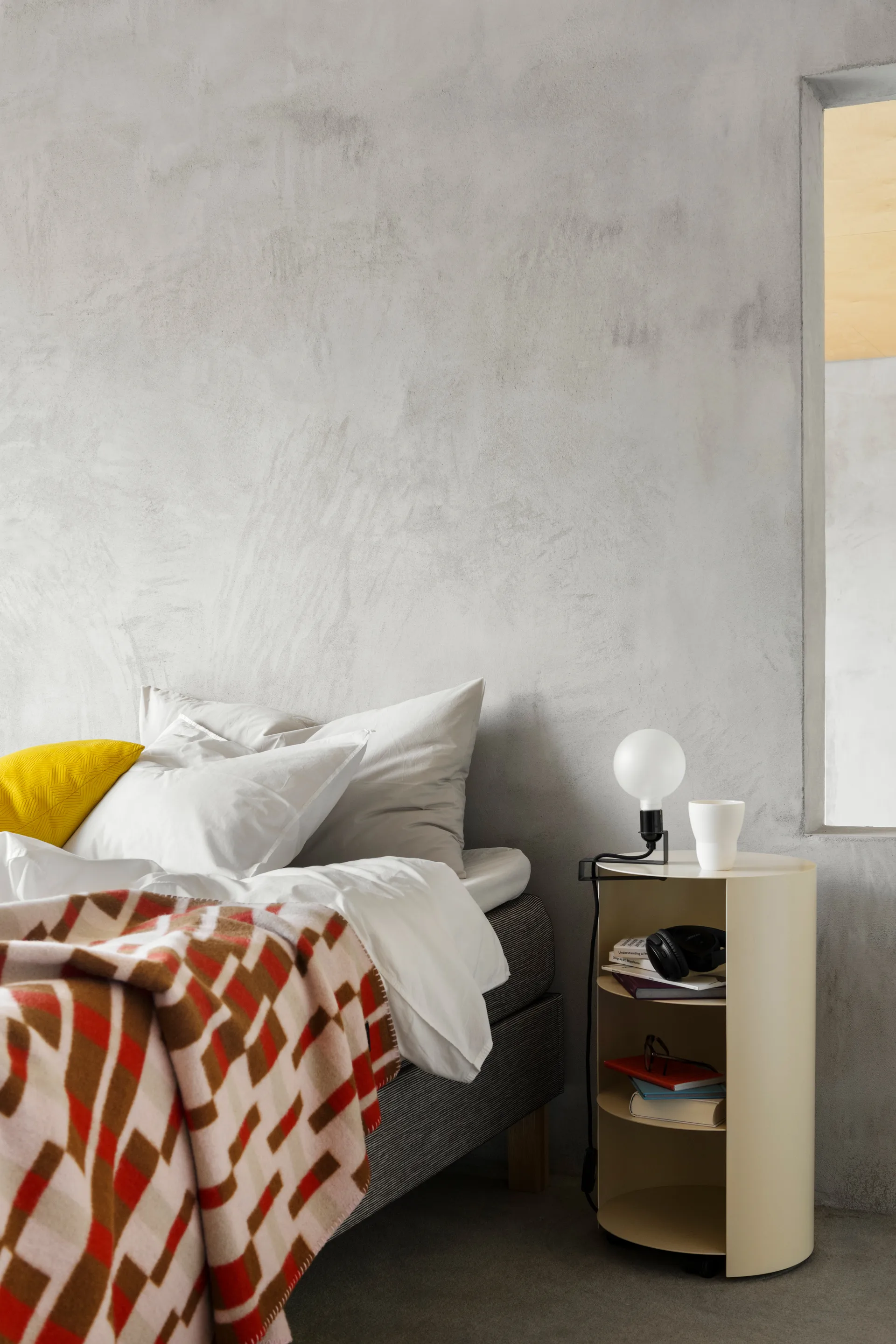 Hide piedestal Ø38x68 cm, Light ivory textured Hem