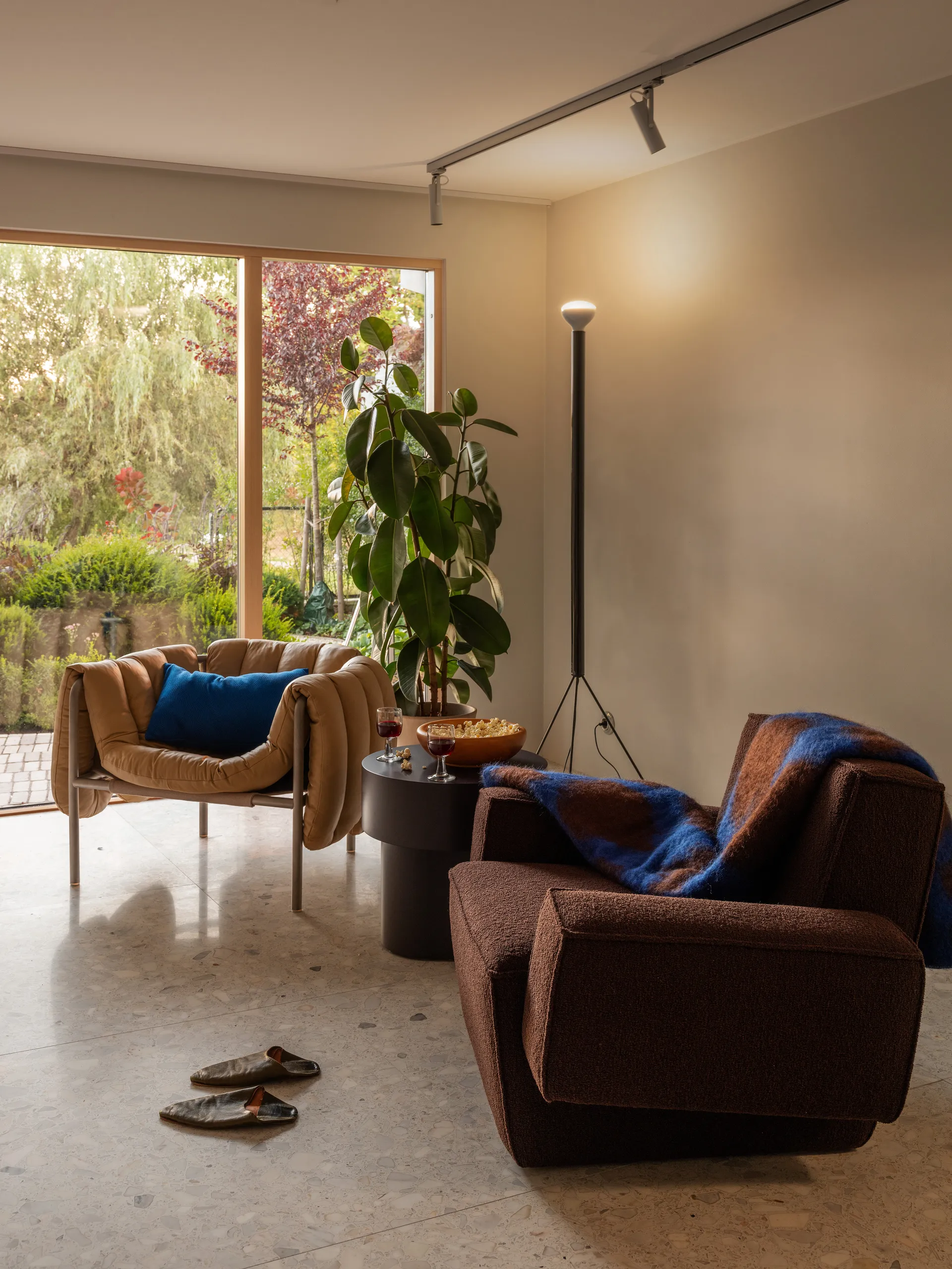 Hunk loungefåtölj med armstöd, Chocolate Hem