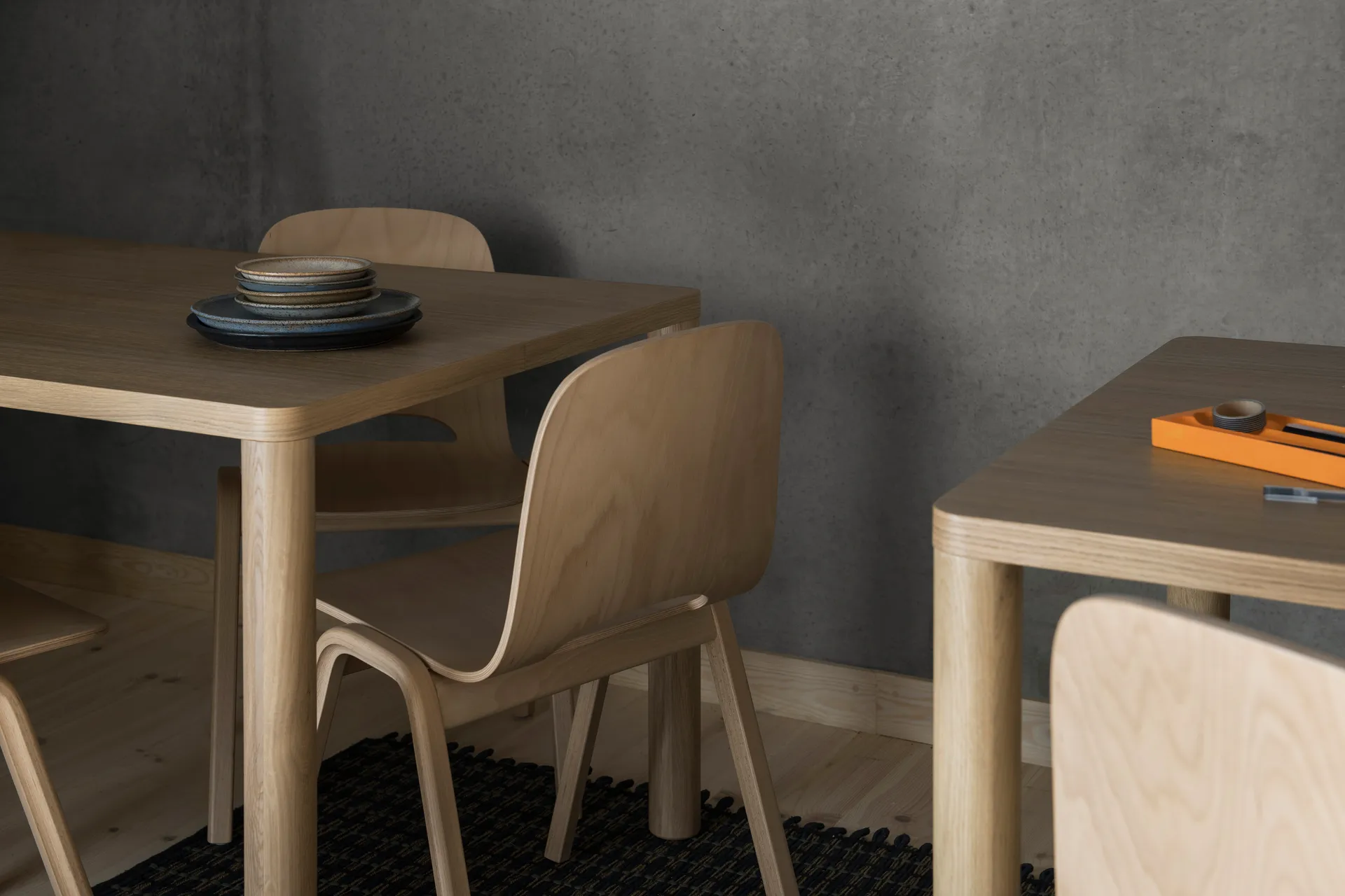 Touchwood stol, Bok Hem