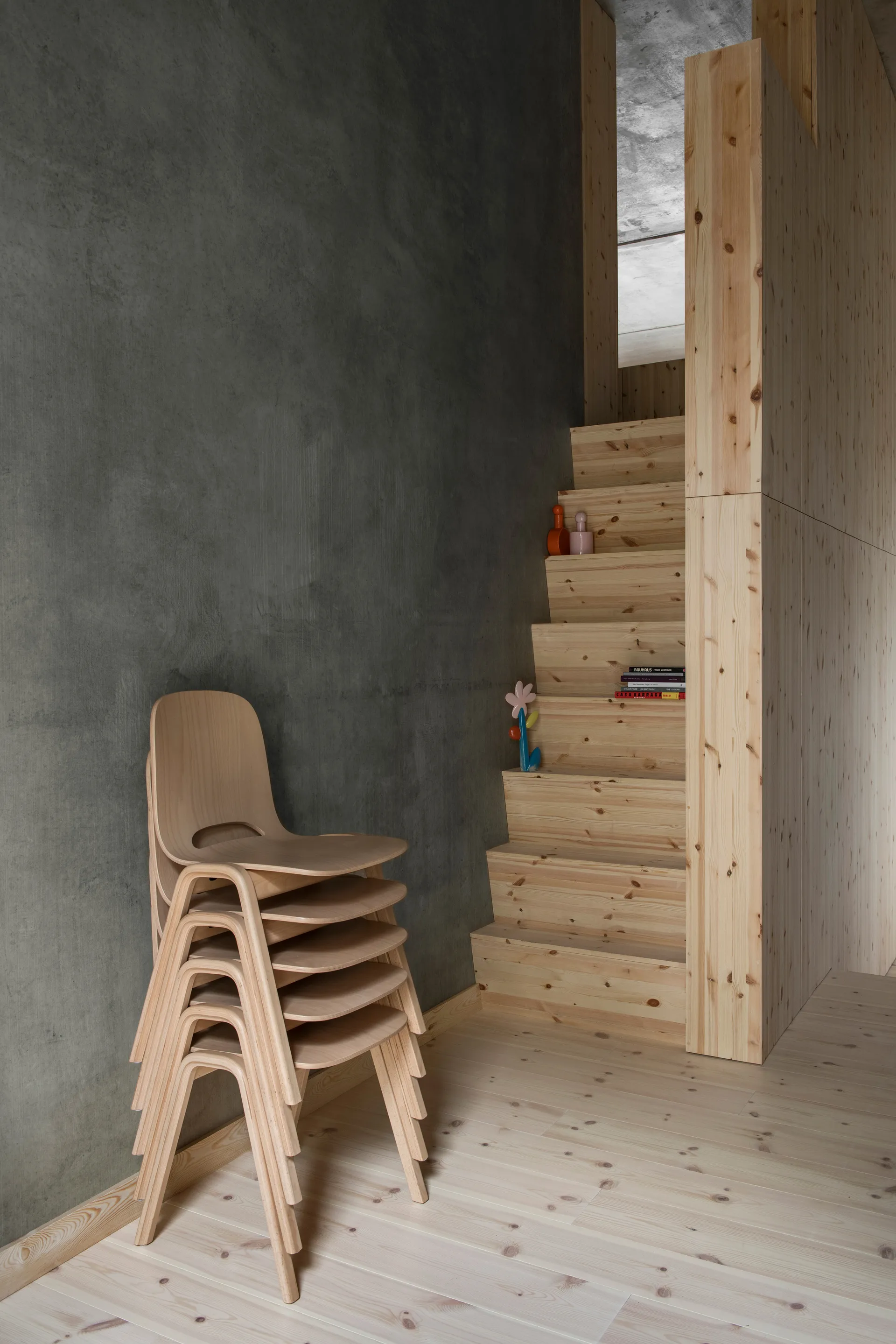 Touchwood stol, Bok Hem