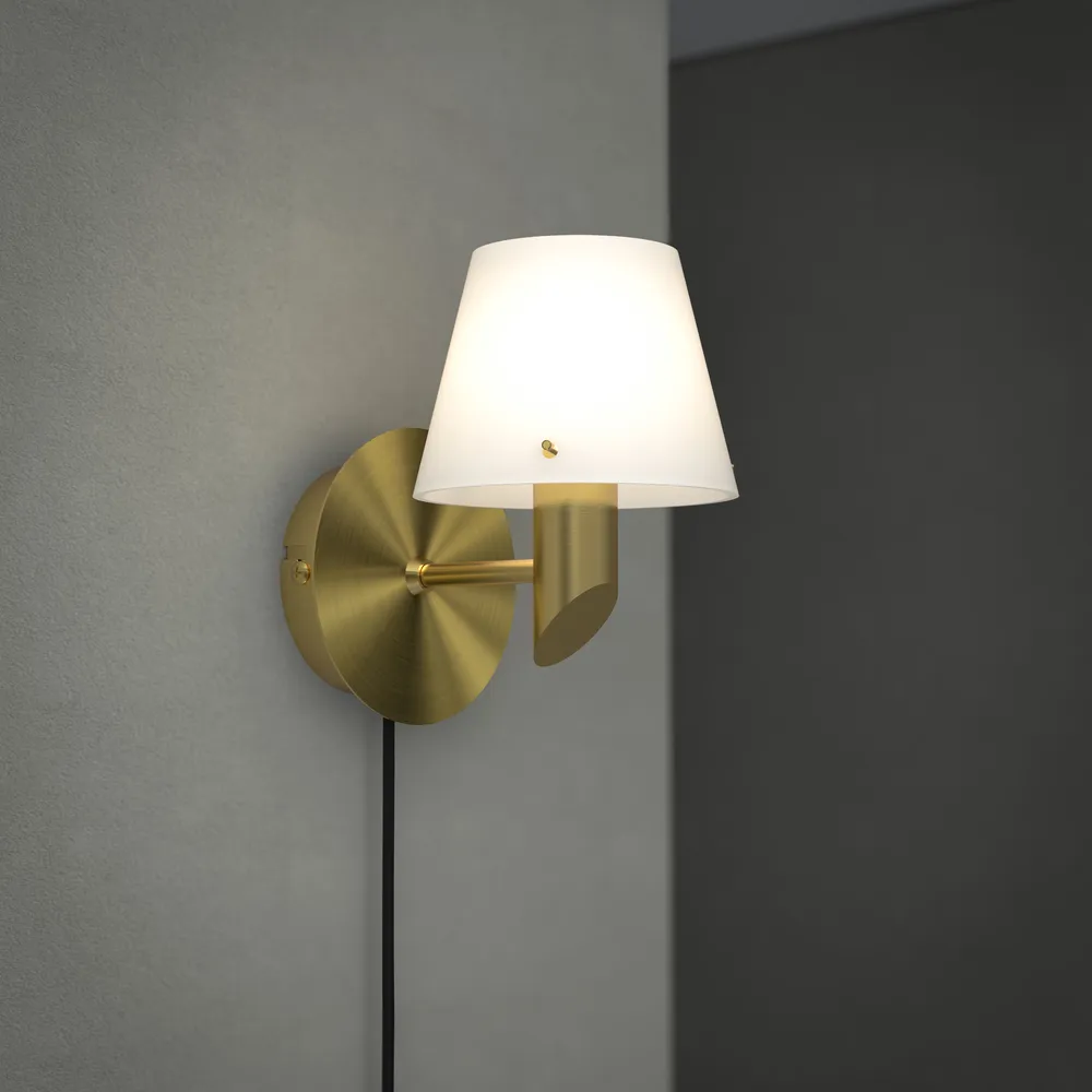 Gil vägglampa, Satin brass-opal glas Herstal