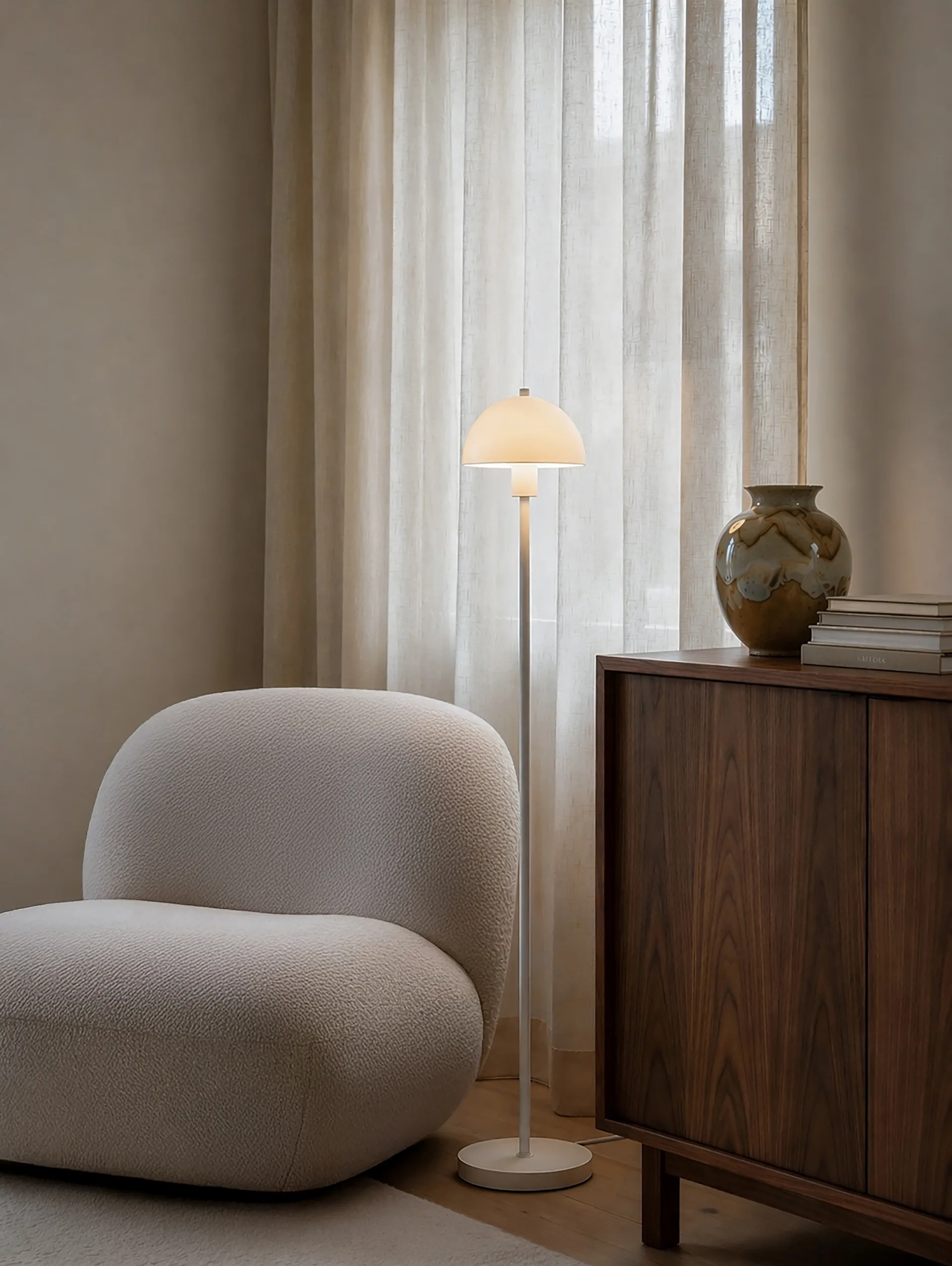 Vienda golvlampa, Vit-opalglas Herstal